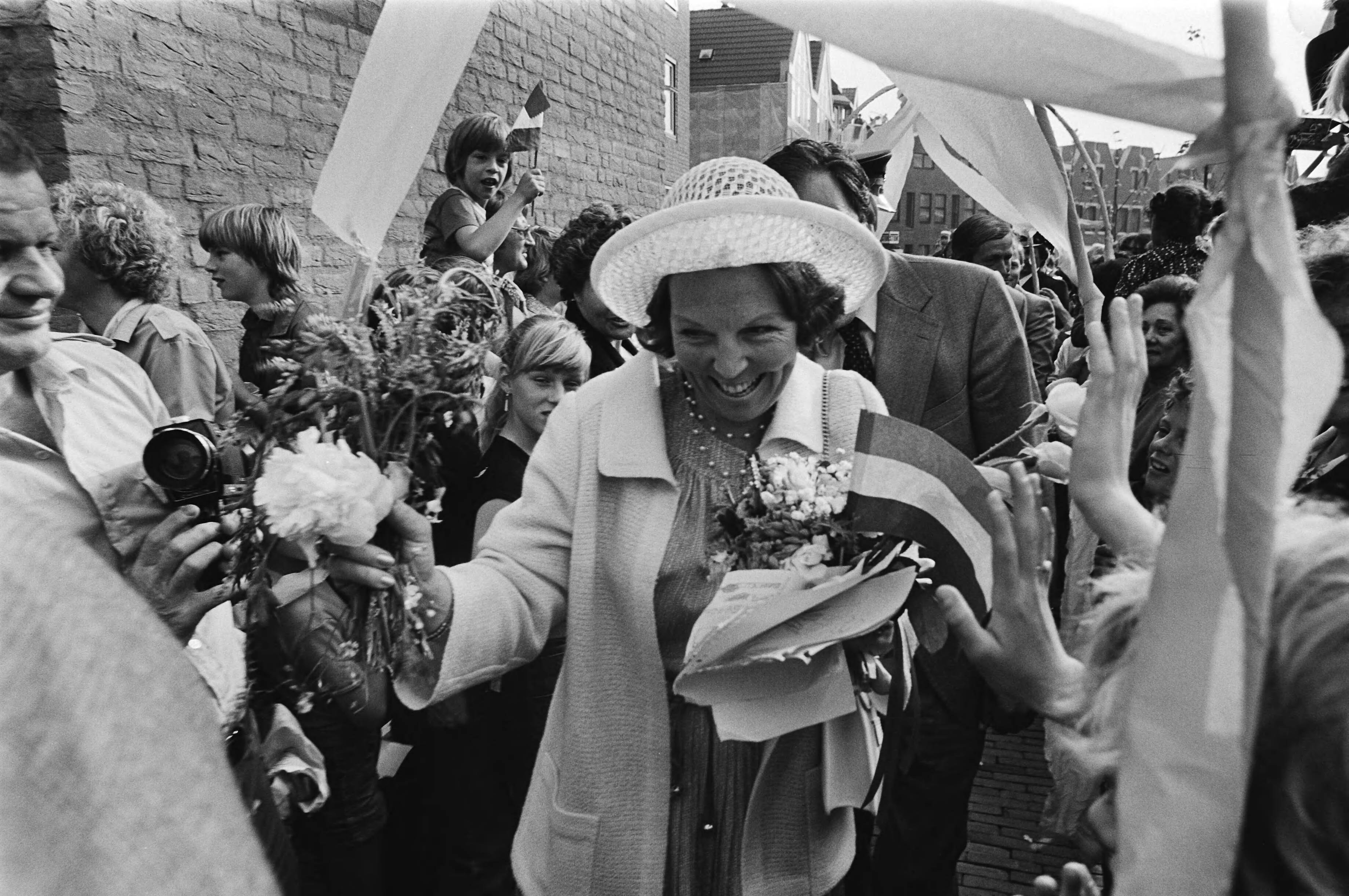 Fotocollectie Anefo — Koningin Beatrix bezoekt Almere; Hare Majesteit temidden van enthousiaste menigte — Foto: Croes, Rob C. / Anefo. Licentie: Set B: Rechtenvrij / Publiek Domein. Bron: Nationaal Archief. http://hdl.handle.net/10648/ace26b52-d0b4-102d-bcf8-003048976d84