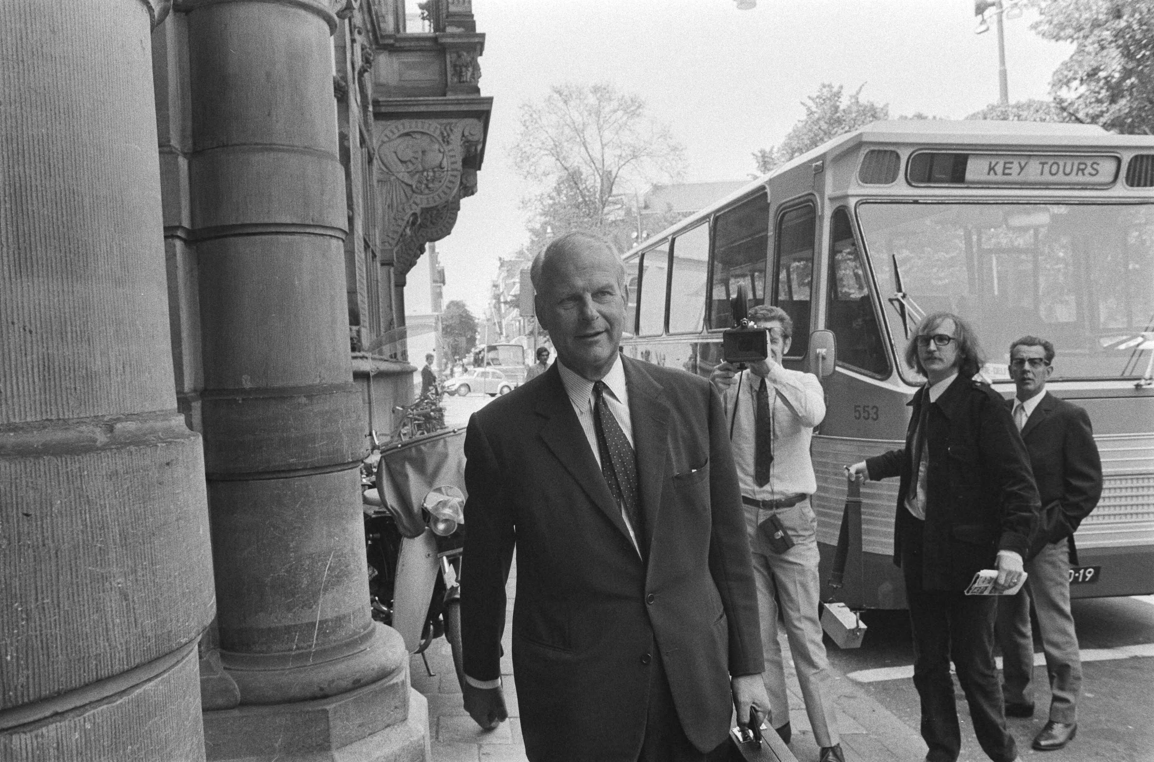 Fotocollectie Anefo — Nieuwe kabinet Biesheuvel bijeen, Den Haag , minister H. J. de Koster (Defensie) bij aankomst — Foto: Mieremet, Rob / Anefo. Licentie: Set B: Rechtenvrij / Publiek Domein. Bron: Nationaal Archief. http://hdl.handle.net/10648/abc570ca-d0b4-102d-bcf8-003048976d84