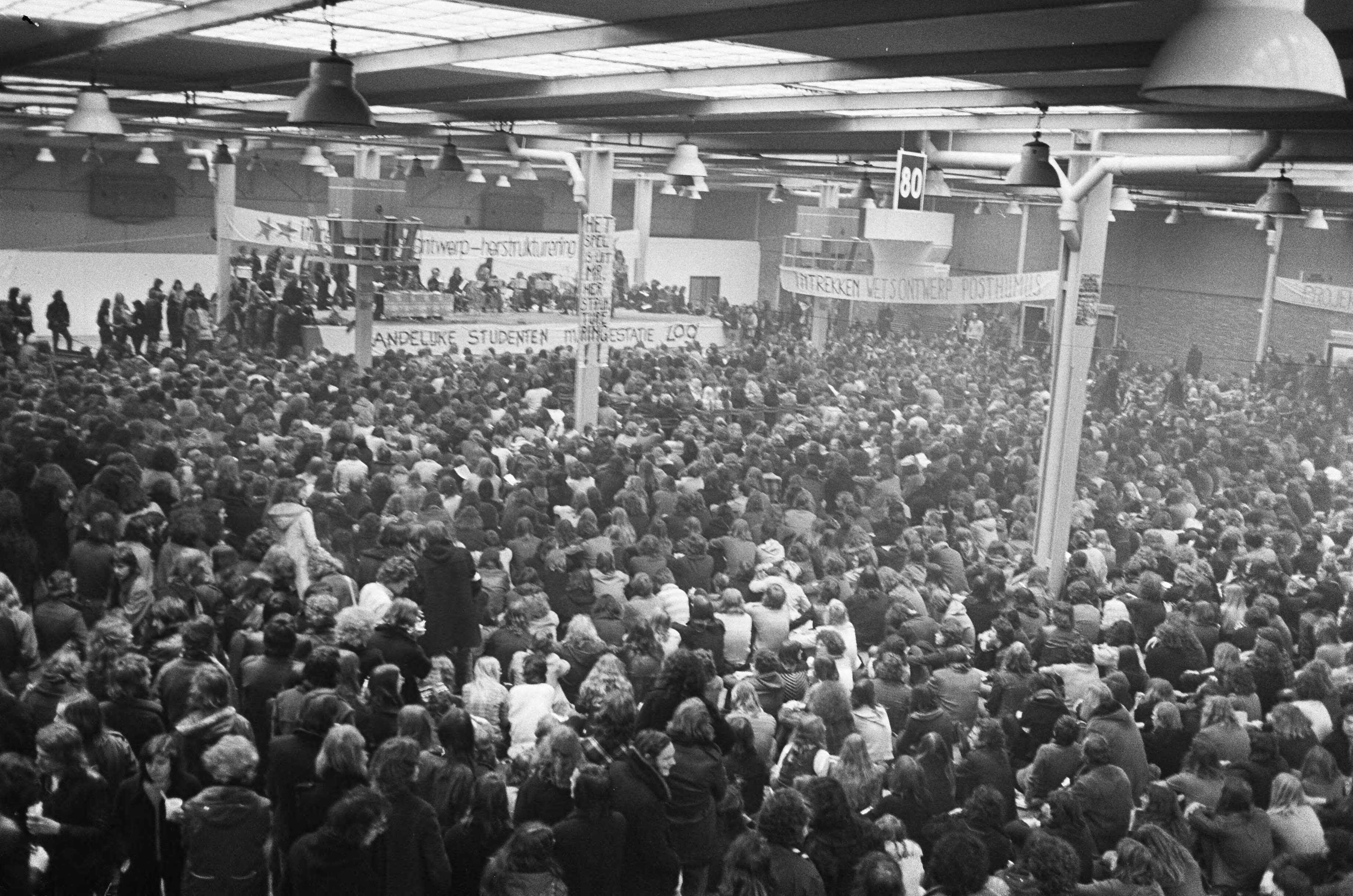 Fotocollectie Anefo — Protest tegen Posthumuswet in Utrecht; bijeenkomst in Jaarbeurshallen (overzicht) — Foto: Bogaerts, Rob / Anefo. Licentie: Set B: Rechtenvrij / Publiek Domein. Bron: Nationaal Archief. http://hdl.handle.net/10648/ac643188-d0b4-102d-bcf8-003048976d84
