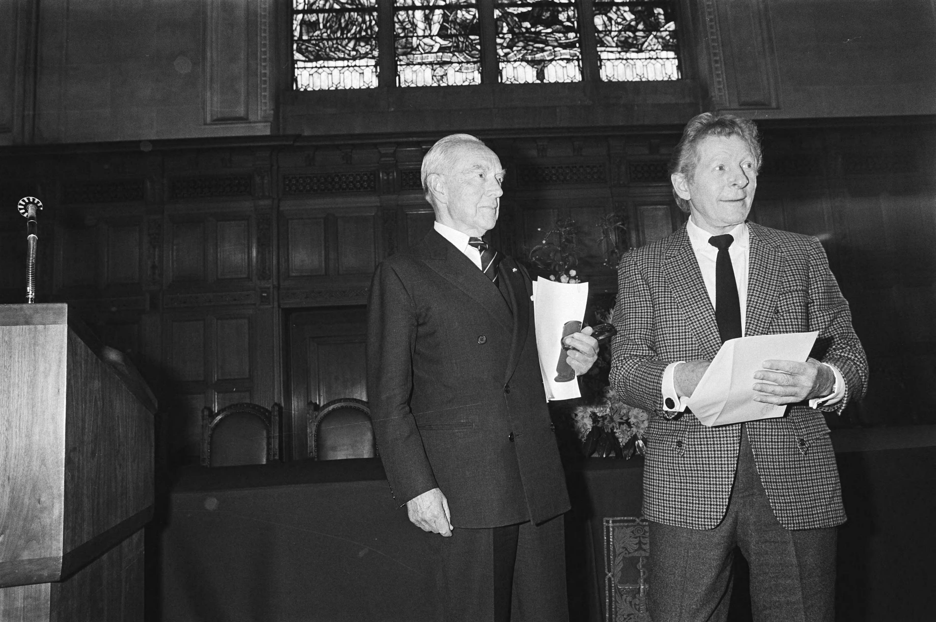 Fotocollectie Anefo — Danny Kaye ontvangt de Wateler Vredesprijs in Vredespaleis in Den Haag , Danny Kaye en Pieter van Vollenhoven — Foto: Dijk, Hans van / Anefo. Licentie: Set B: Rechtenvrij / Publiek Domein. Bron: Nationaal Archief. http://hdl.handle.net/10648/acf9ab28-d0b4-102d-bcf8-003048976d84