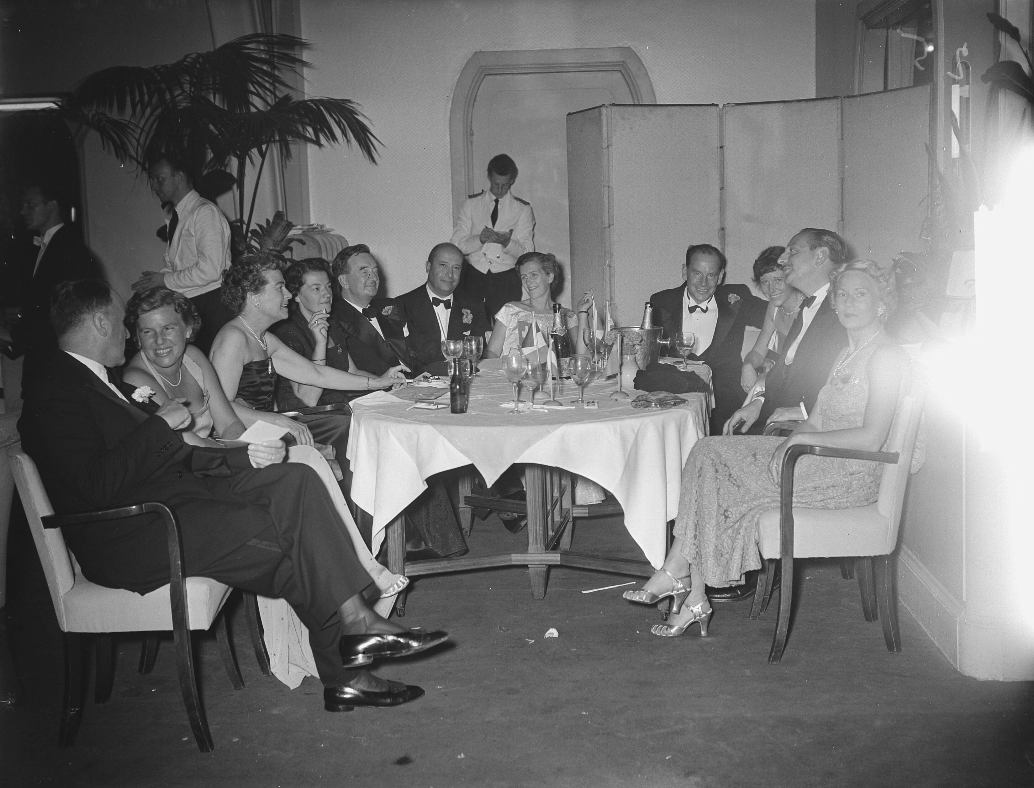 Fotocollectie Anefo — Congres zee-assuradeuren Den Haag , dansen — Foto: Bilsen, Joop van / Anefo. Licentie: Set B: Rechtenvrij / Publiek Domein. Bron: Nationaal Archief. http://hdl.handle.net/10648/a9296c5e-d0b4-102d-bcf8-003048976d84