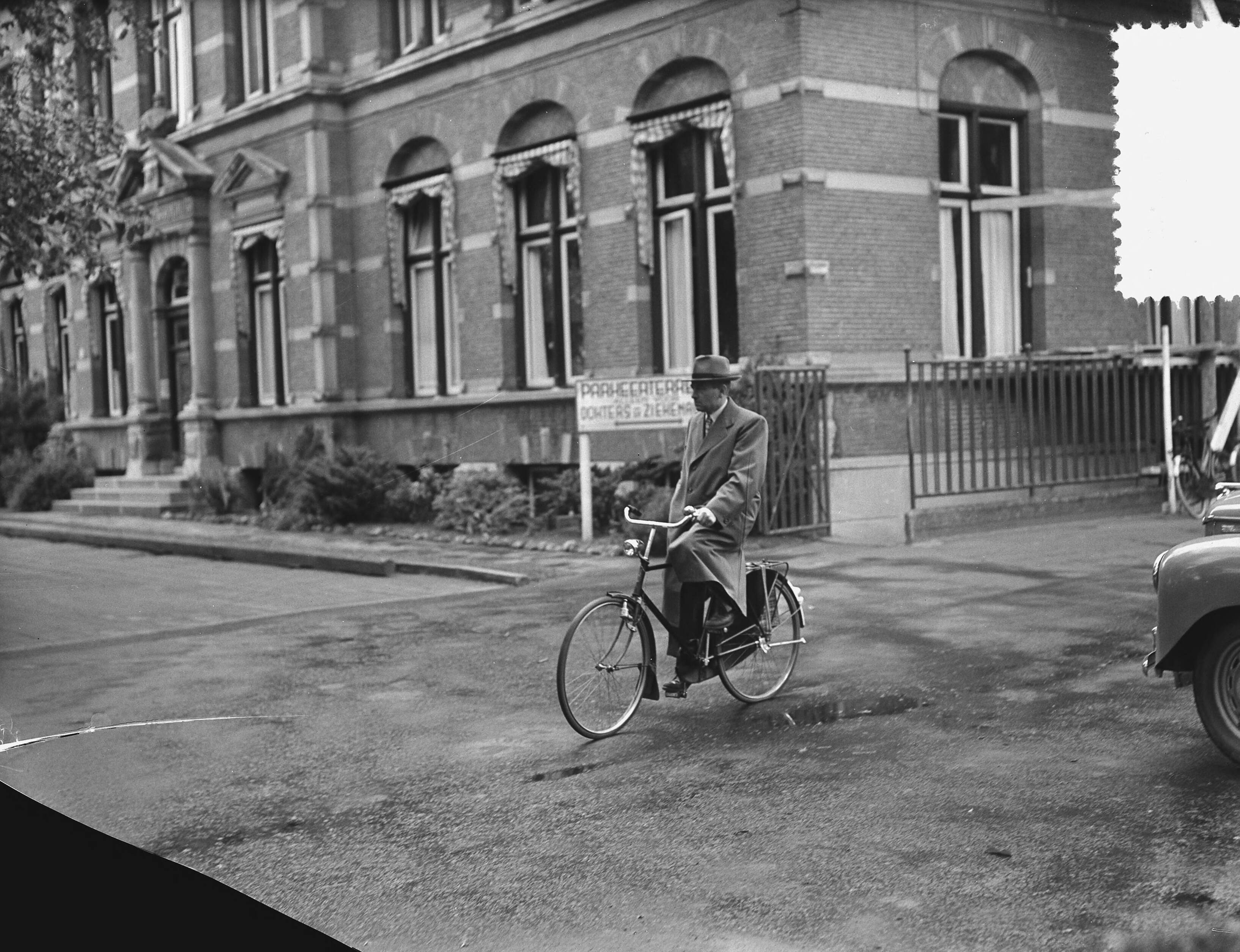 Fotocollectie Anefo — Operatie scheiding Siamese tweeling in Leeuwarden. Chirurgen verlaten het Diaconessenziekenhuis op de fiets — Foto: Bilsen, Joop van / Anefo. Licentie: Set B: Rechtenvrij / Publiek Domein. Bron: Nationaal Archief. http://hdl.handle.net/10648/a923851e-d0b4-102d-bcf8-003048976d84