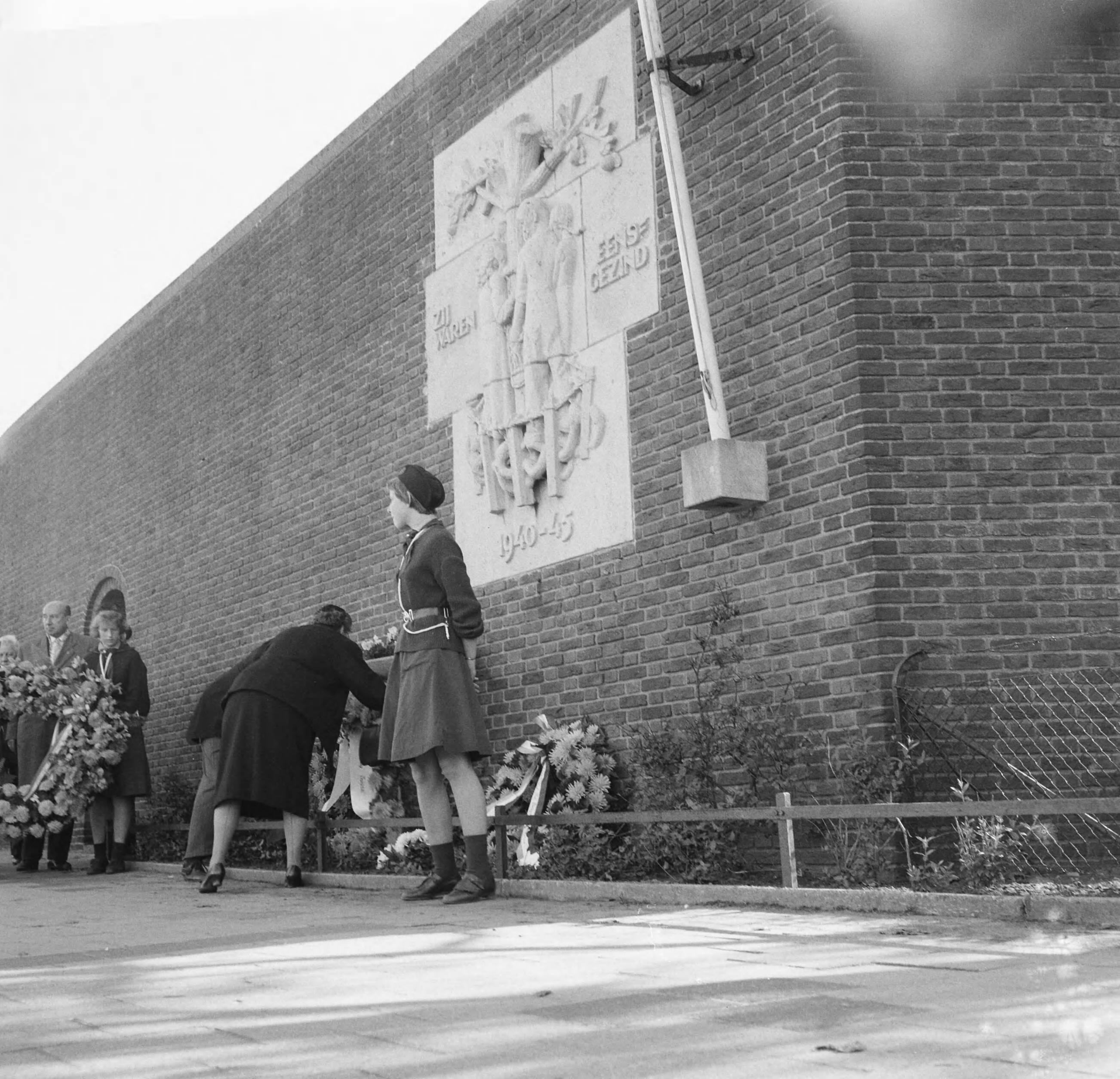Fotocollectie Anefo — Herdenking "Oranjehotel" te Scheveningen. Kranslegging bij de muur van de gevangenis — Foto: Lindeboom, Henk / Anefo. Licentie: Set B: Rechtenvrij / Publiek Domein. Bron: Nationaal Archief. http://hdl.handle.net/10648/a9e7794c-d0b4-102d-bcf8-003048976d84