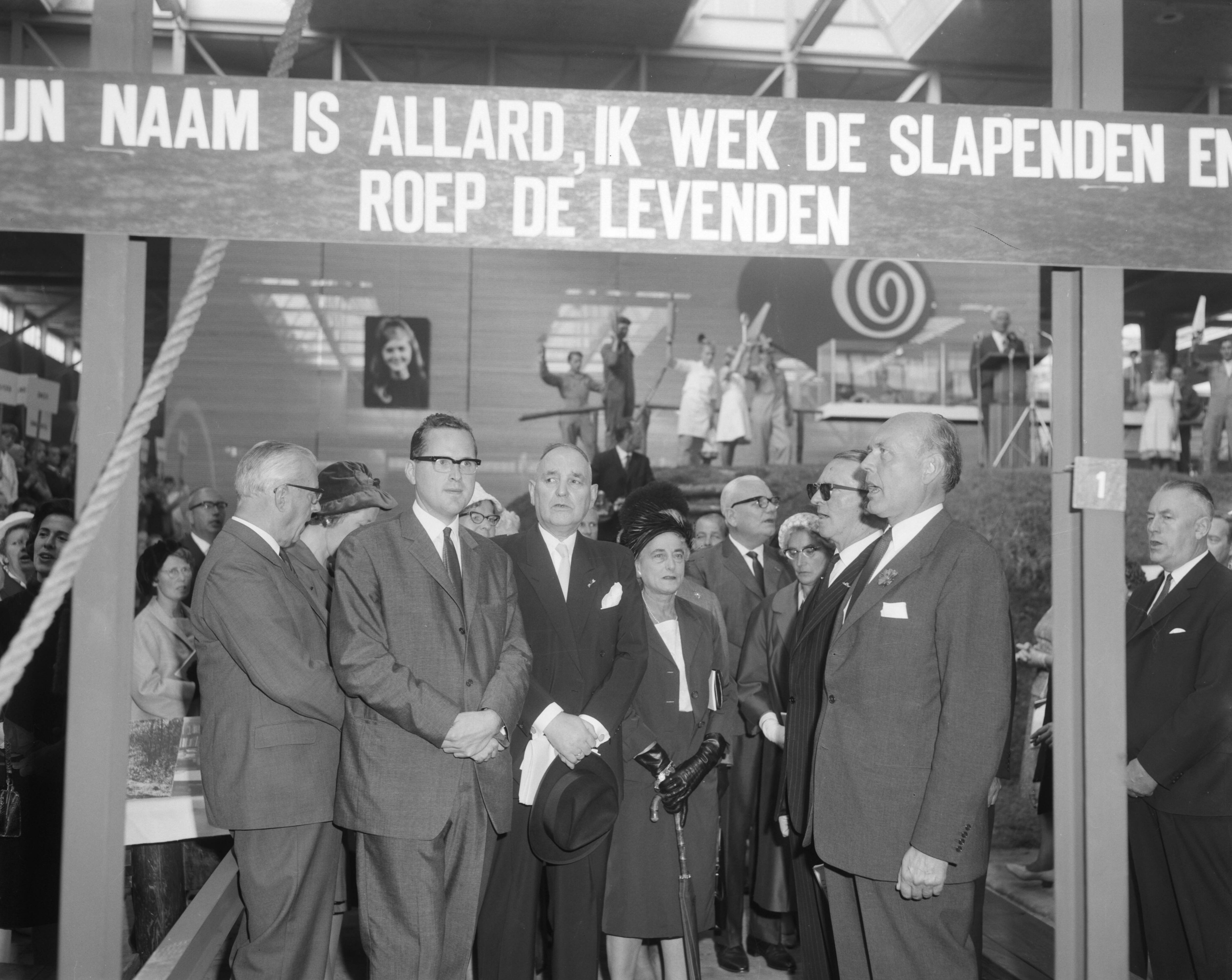Fotocollectie Anefo — Tentoonstelling "Frisiana" te Leeuwarden officieel door minister J.E. Andriessen geopend. De minister tijdens de openingshandeling (het luiden van een bel) — Foto: Bilsen, Joop van / Anefo. Licentie: Set B: Rechtenvrij / Publiek Domein. Bron: Nationaal Archief. http://hdl.handle.net/10648/aa458a96-d0b4-102d-bcf8-003048976d84