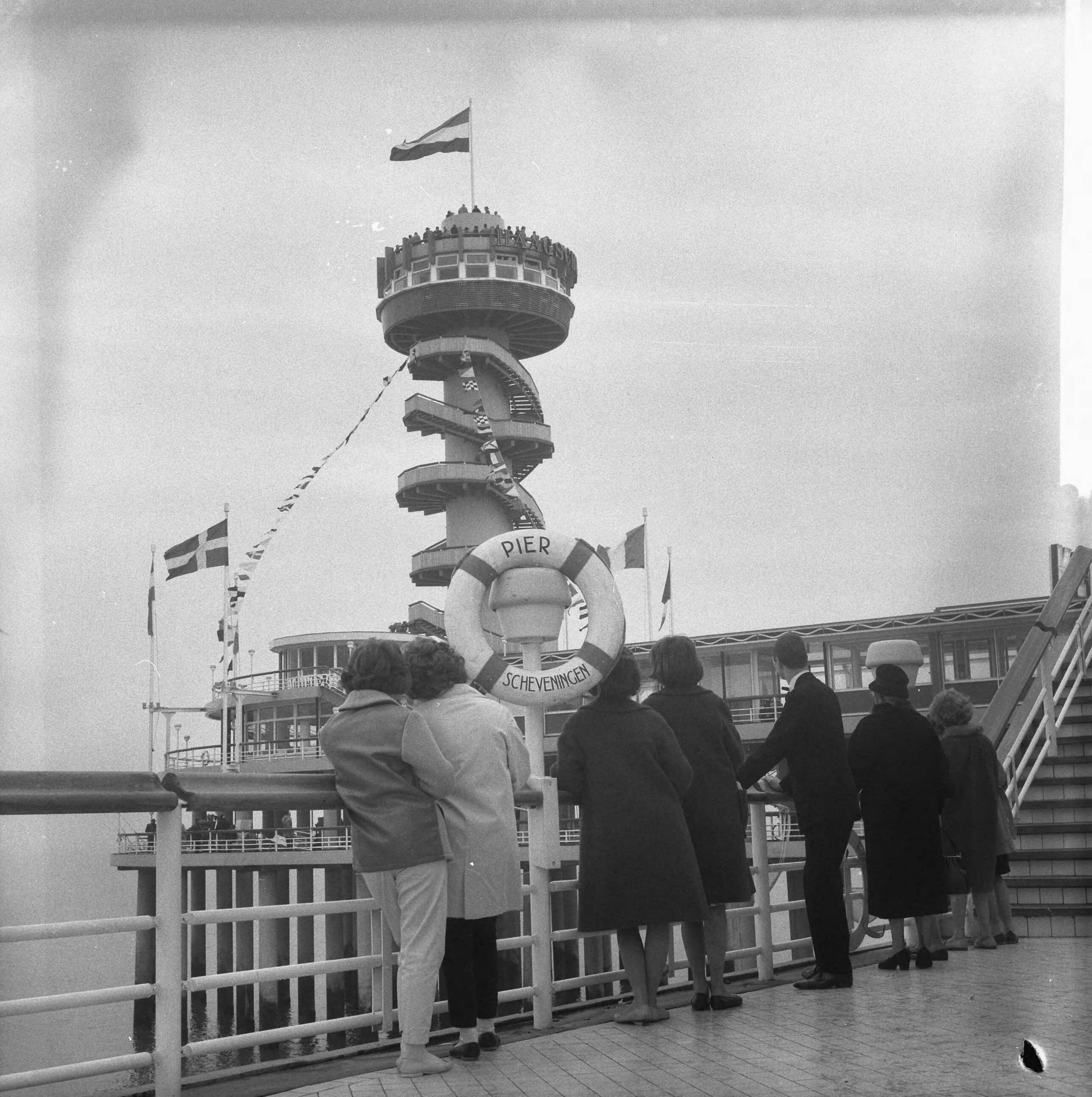 Fotocollectie Anefo — Uitkijktoren op de Pier van Scheveningen geopend — Foto: Koch, Eric / Anefo. Licentie: Set B: Rechtenvrij / Publiek Domein. Bron: Nationaal Archief. http://hdl.handle.net/10648/aa02ea38-d0b4-102d-bcf8-003048976d84