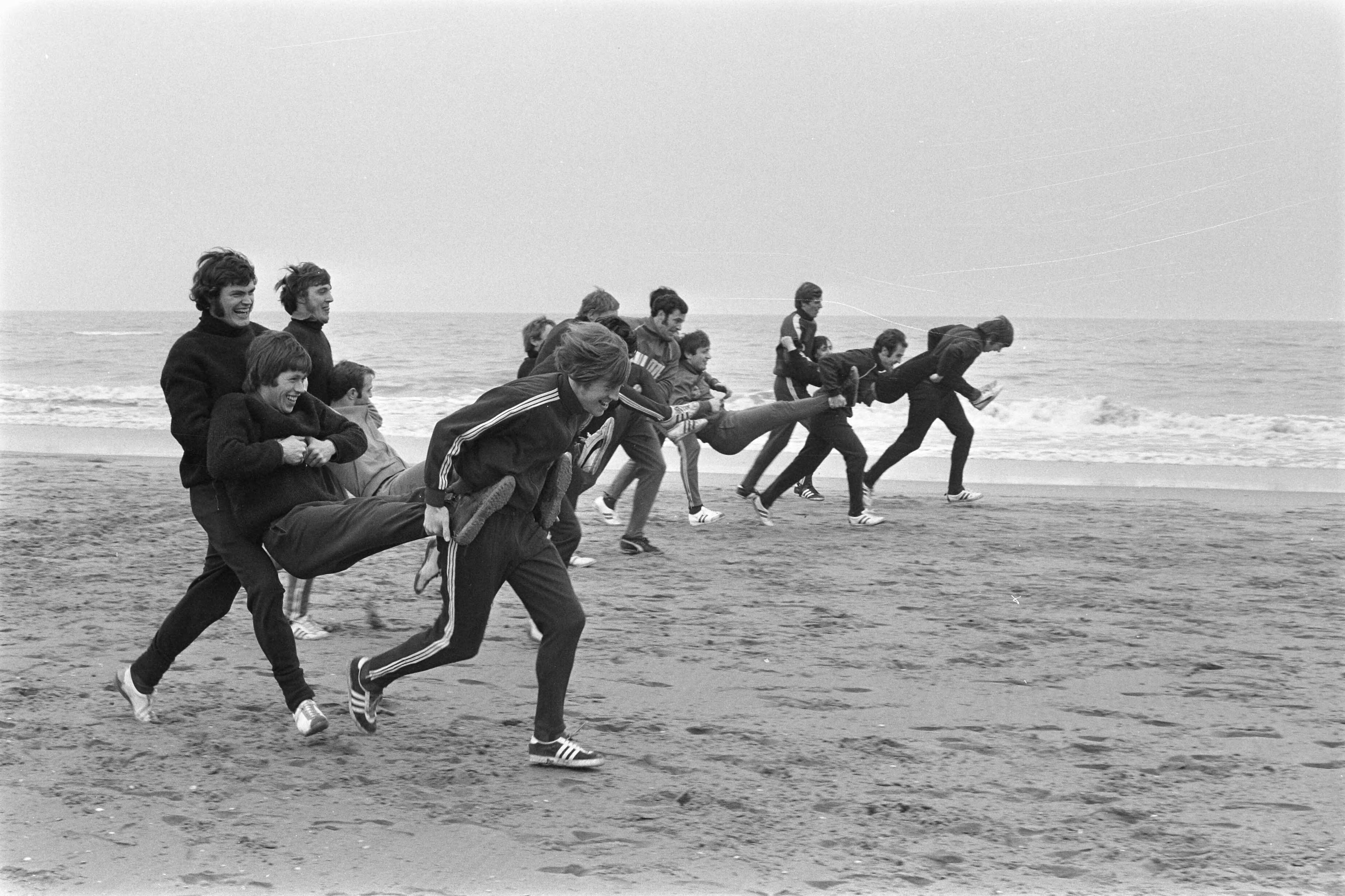 Training van Ajax in de duinen en op het strand bij Wassenaar ter voorbereiding voor de wedstrijd tegen Arsenal — De voetballers trainen op het strand — Foto: Fotograaf Onbekend / Anefo. Licentie: Set B: Rechtenvrij / Publiek Domein. Bron: Nationaal Archief. http://hdl.handle.net/10648/ab940bb6-d0b4-102d-bcf8-003048976d84