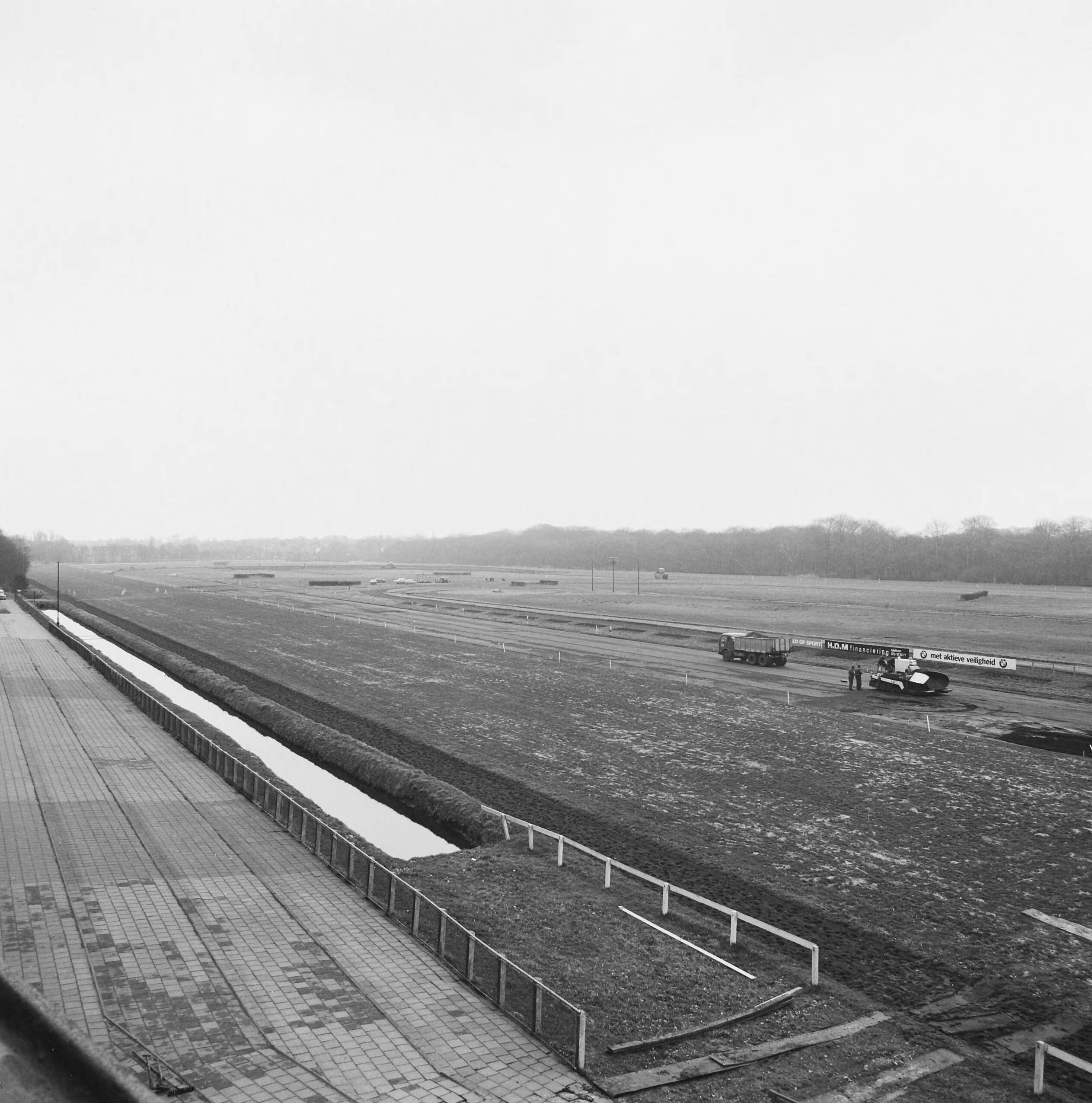 Fotocollectie Nederlandse Heidemaatschappij — Reconstructie van de renbaan Duindigt te Wassenaar. Uitvoering Lareco — Foto: Fotograaf Onbekend / Heidemij. Licentie: Set B: Rechtenvrij / Publiek Domein. Bron: Nationaal Archief. http://hdl.handle.net/10648/ae83c942-d0b4-102d-bcf8-003048976d84