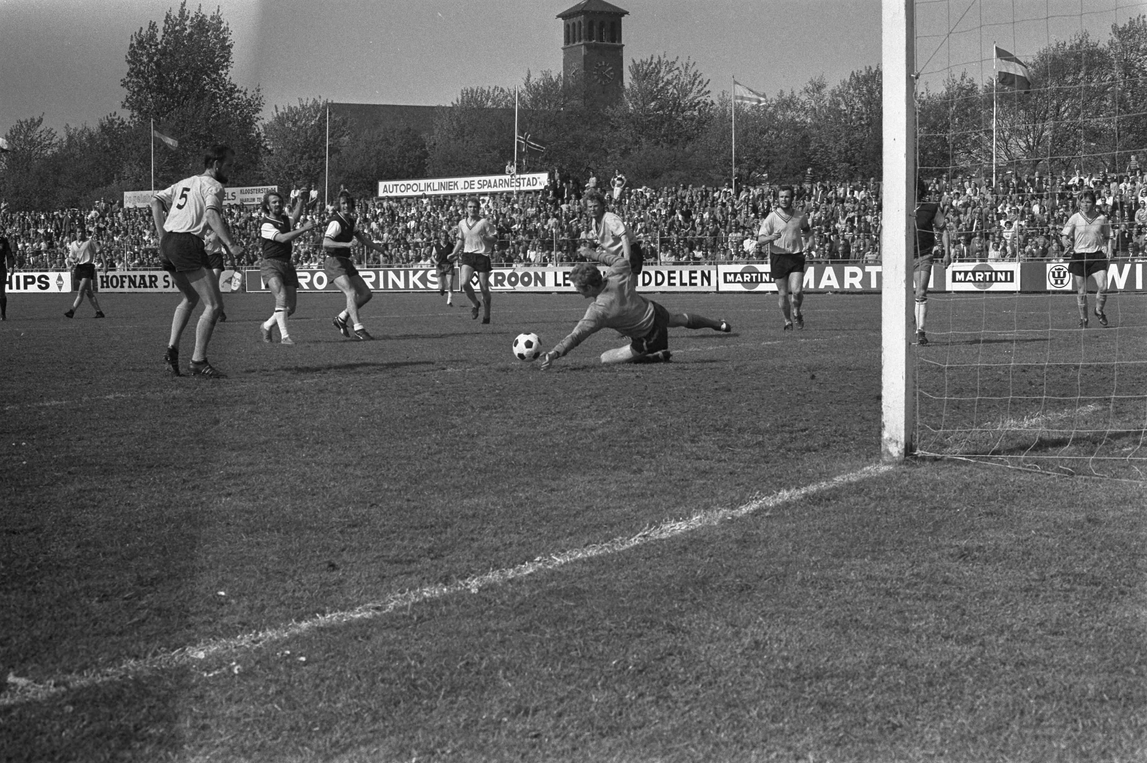 HFC Haarlem-BV Veendam: 2-1; Haarlem promoveert naar de eredivisie — Spelmoment — Foto: Fotograaf Onbekend / Anefo. Licentie: Set B: Rechtenvrij / Publiek Domein. Bron: Nationaal Archief. http://hdl.handle.net/10648/abe958b4-d0b4-102d-bcf8-003048976d84
