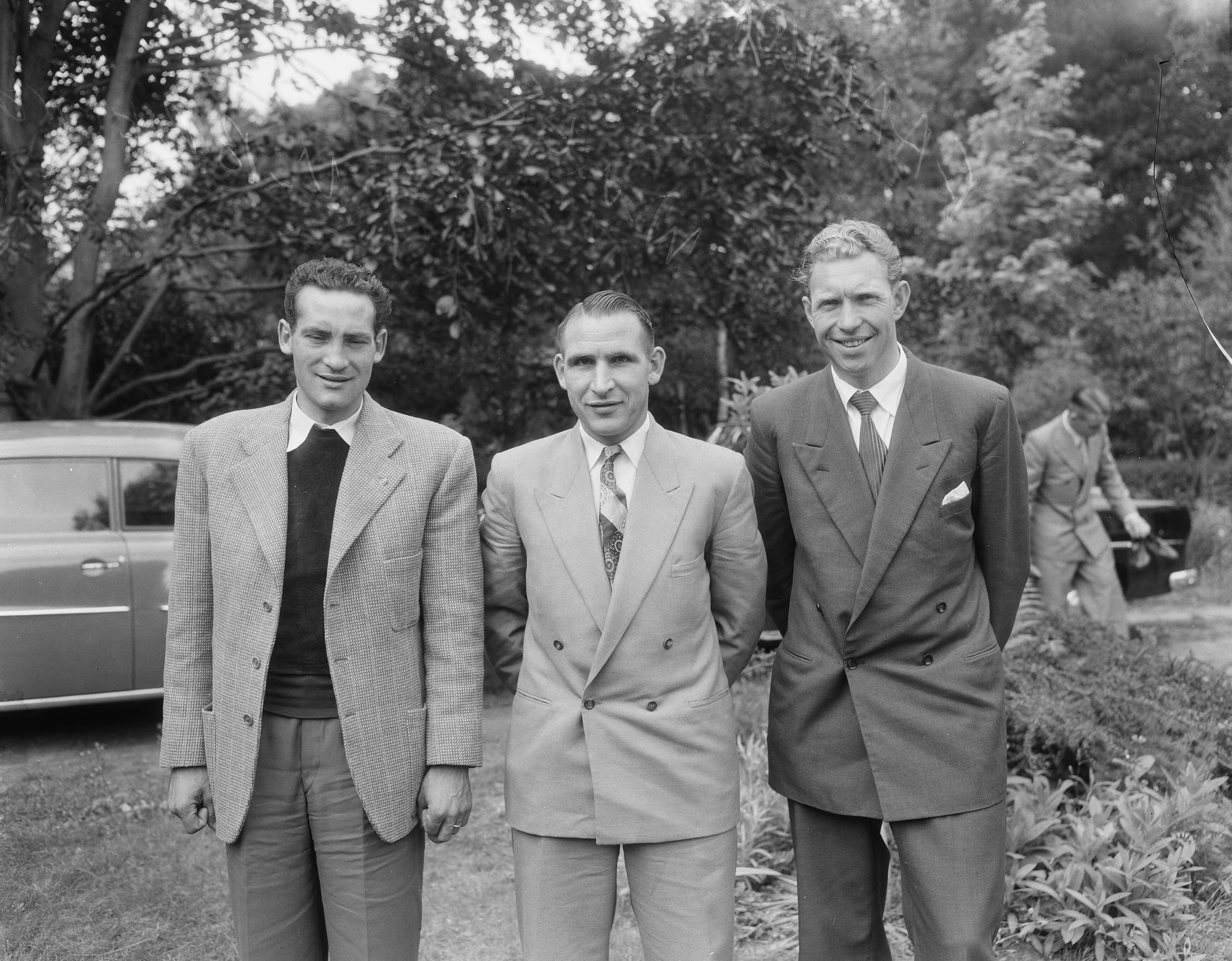 Ondertekening van contracten van Tour de France ploeg ten huize van Cees Pellenaars te Breda — Ondertekening van contracten van Tour de France ploeg ten huize van Cees Pellenaars te Breda, Vlnr. Hein van Breenen, Wim van Est, Henk Faanhof — Foto: Duinen, G.W. van / Anefo. Licentie: Set B: Rechtenvrij / Publiek Domein. Bron: Nationaal Archief. http://hdl.handle.net/10648/a924b312-d0b4-102d-bcf8-003048976d84