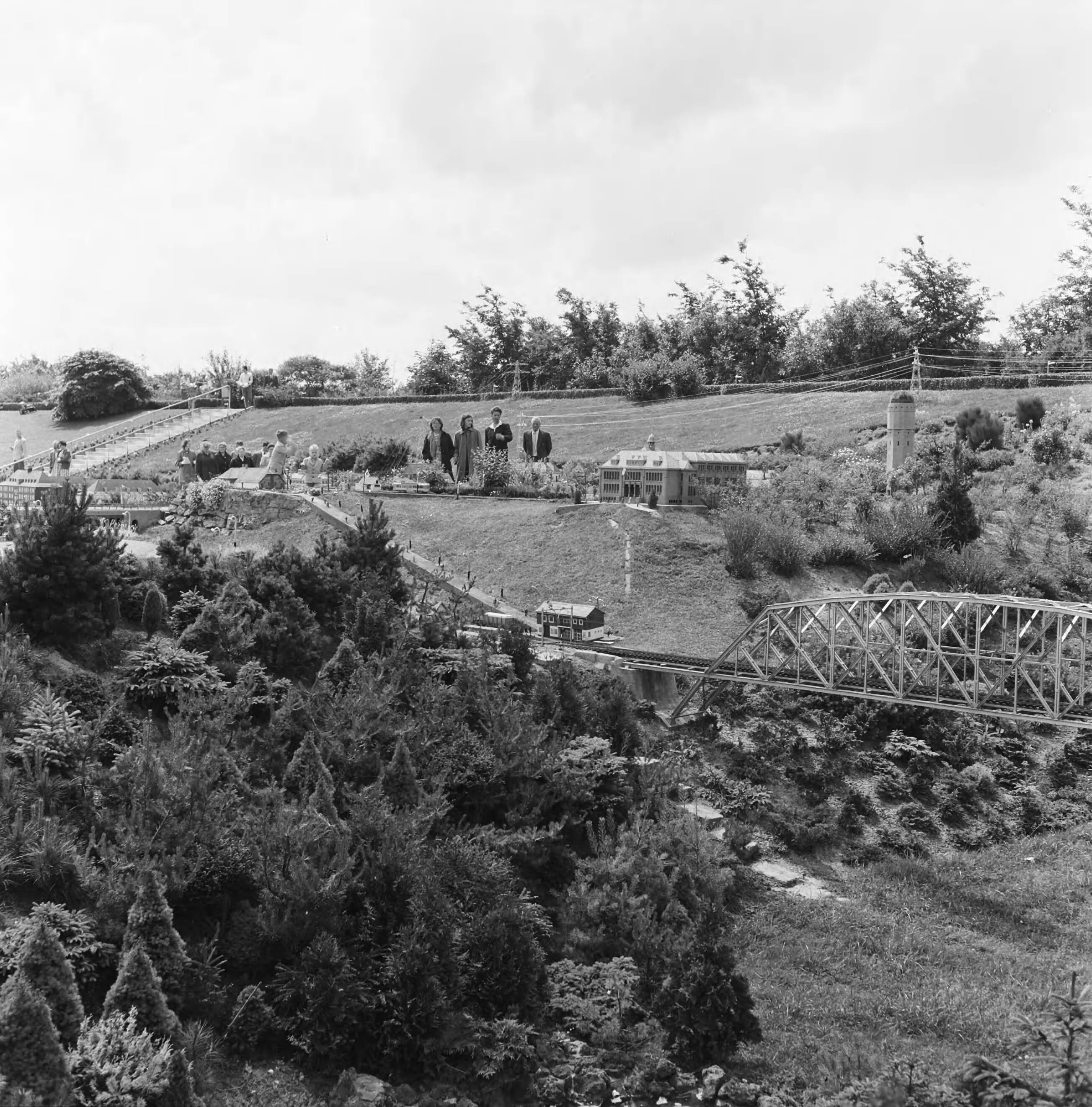 Fotocollectie Nederlandse Heidemaatschappij — Een kijkje op Madurodam - Den Haag — Foto: Eyssen, [...] / Heidemij. Licentie: Set B: Rechtenvrij / Publiek Domein. Bron: Nationaal Archief. http://hdl.handle.net/10648/ae7ecc30-d0b4-102d-bcf8-003048976d84