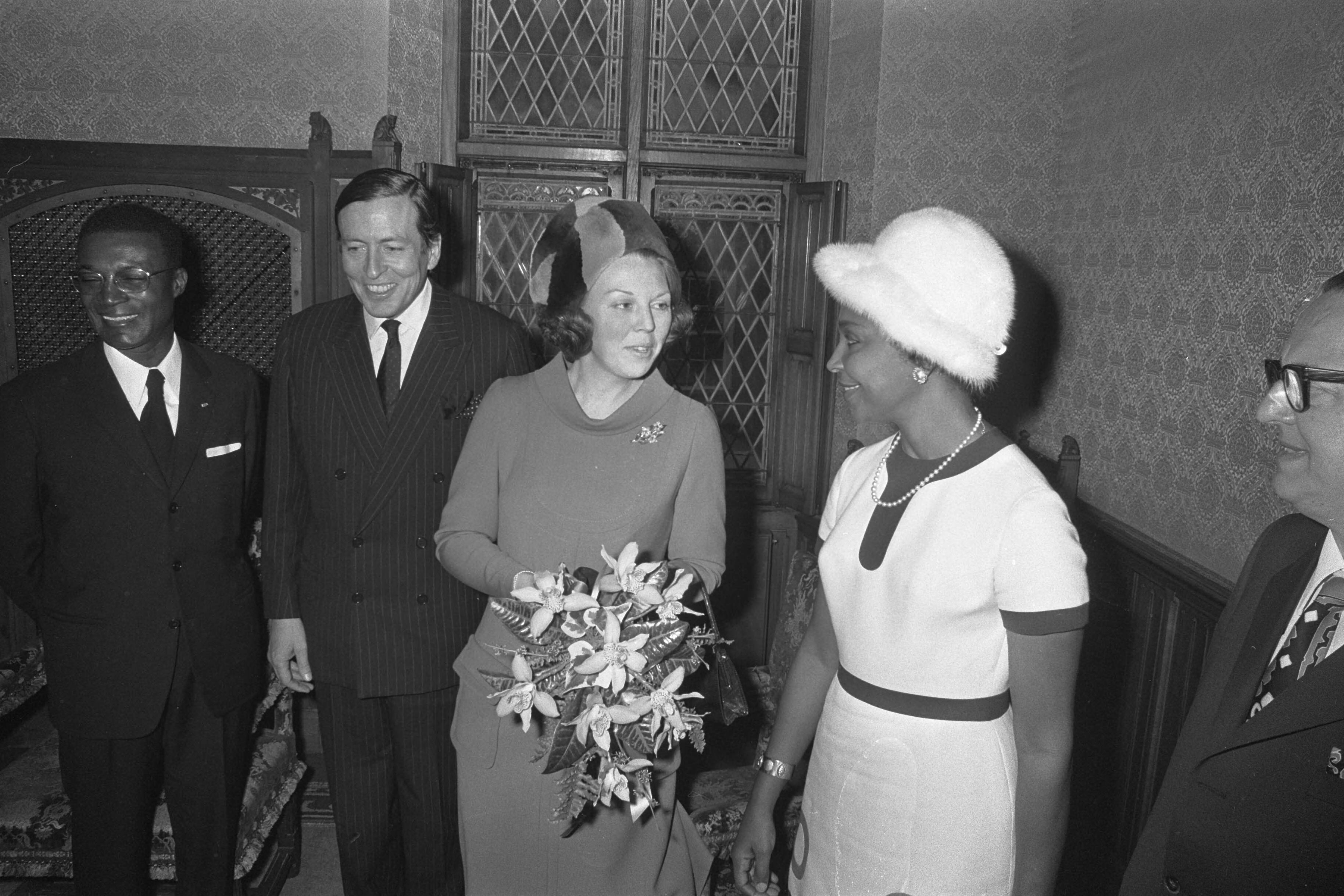 Fotocollectie Anefo — Prinses Beatrix en Prins Claus wonen opening parlementaire conferentie van associatie EEG Afrikaanse landen bij Den Haag — Foto: Verhoeff, Bert / Anefo. Licentie: Set B: Rechtenvrij / Publiek Domein. Bron: Nationaal Archief. http://hdl.handle.net/10648/abddc09e-d0b4-102d-bcf8-003048976d84