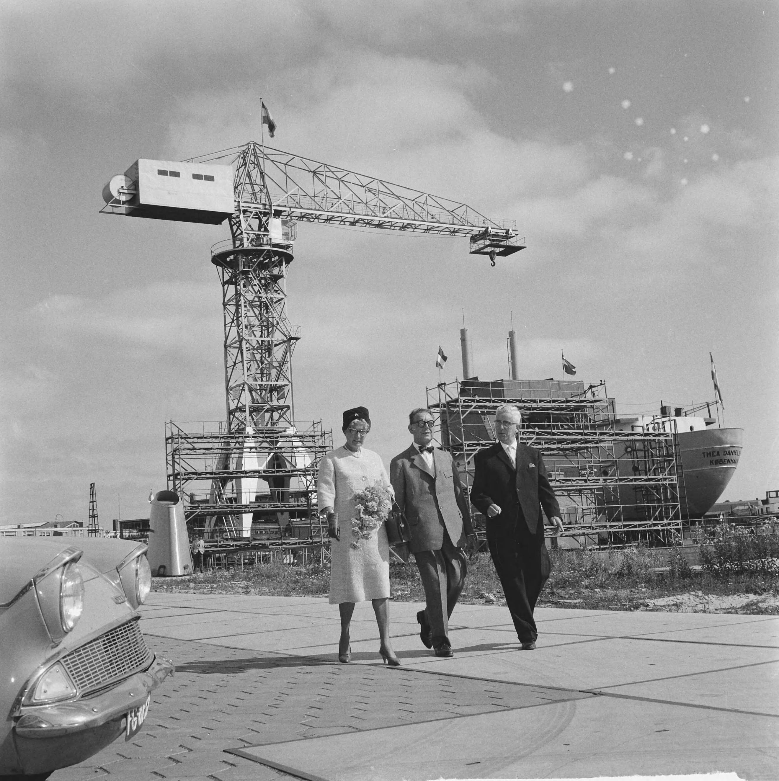 Fotocollectie Anefo — Tewaterlating "Thea Danielsen" (opdracht Zaanlandsche Scheepsbouw Maatschappij) — Foto: Koch, Eric / Anefo. Licentie: Set B: Rechtenvrij / Publiek Domein. Bron: Nationaal Archief. http://hdl.handle.net/10648/aa15cbb2-d0b4-102d-bcf8-003048976d84