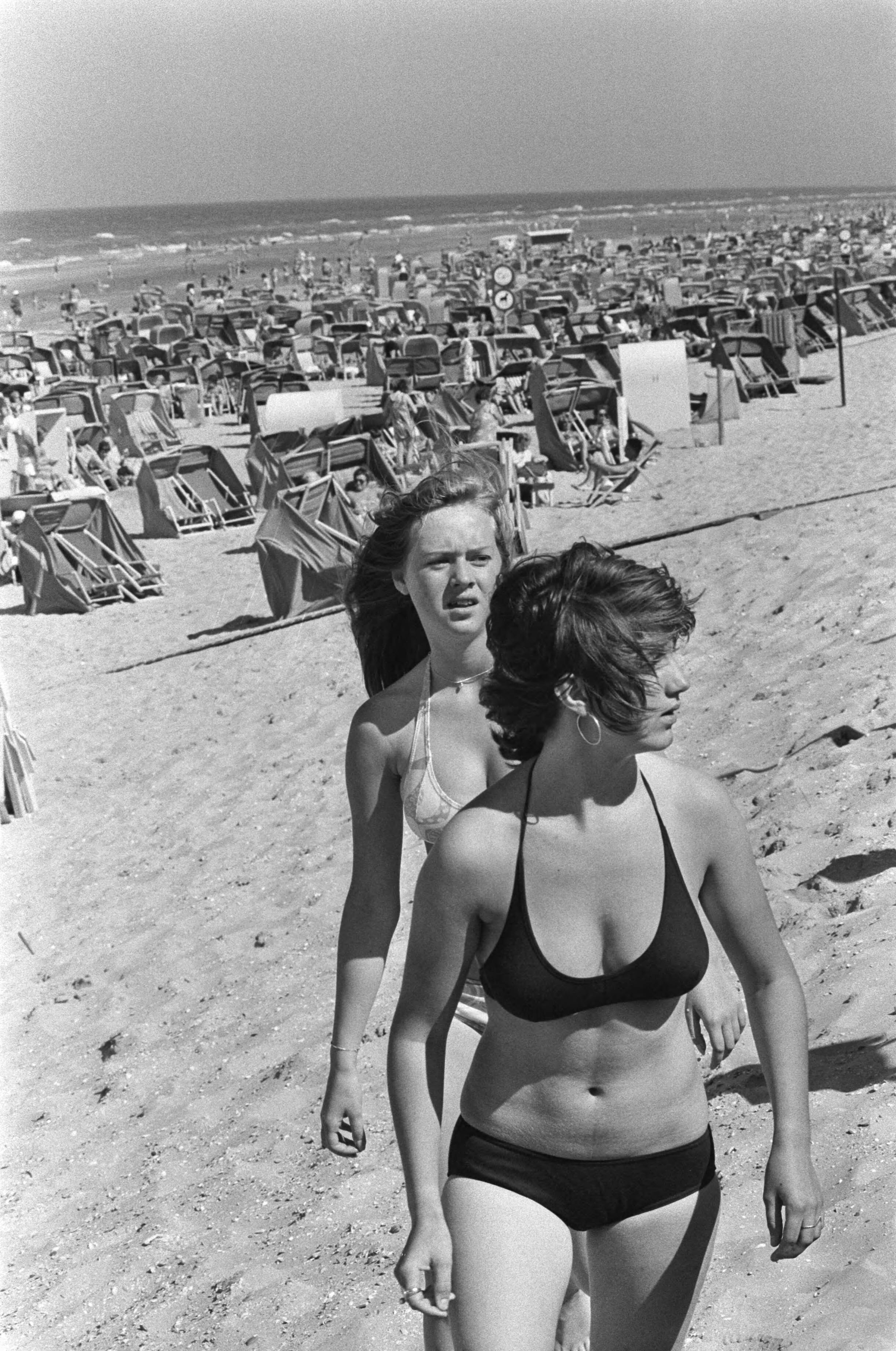 Fotocollectie Anefo — Mooi weer op strand, Zandvoort — Foto: Mieremet, Rob / Anefo. Licentie: Set B: Rechtenvrij / Publiek Domein. Bron: Nationaal Archief. http://hdl.handle.net/10648/ac52c1dc-d0b4-102d-bcf8-003048976d84