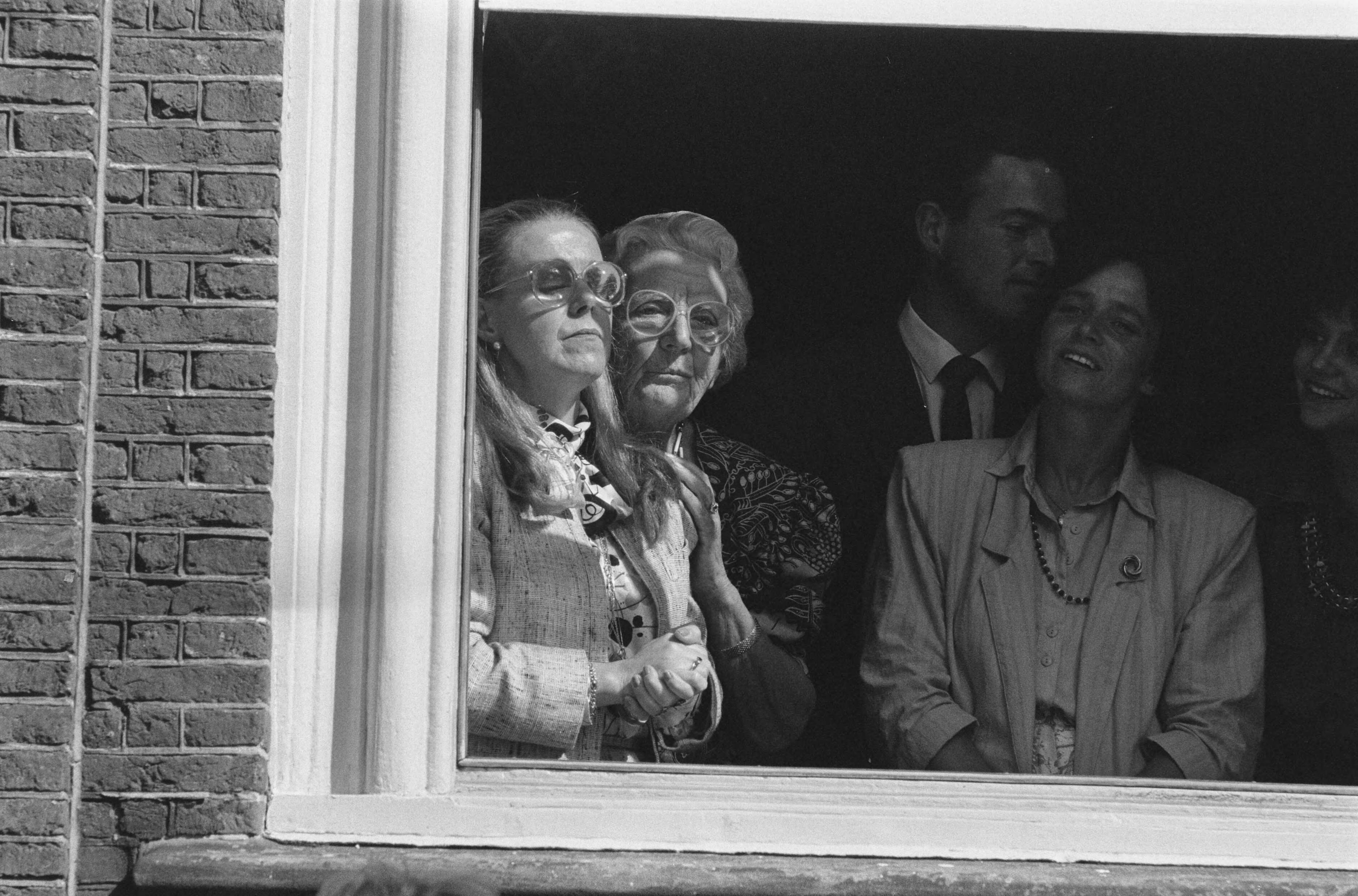 Fotocollectie Anefo — Prinsjesdag 1987, Den Haag ; Prinses Juliana en Prinses Christina kijken uit raam naar Gouden Koets — Foto: Bogaerts, Rob / Anefo. Licentie: Set B: Rechtenvrij / Publiek Domein. Bron: Nationaal Archief. http://hdl.handle.net/10648/ad640c8e-d0b4-102d-bcf8-003048976d84