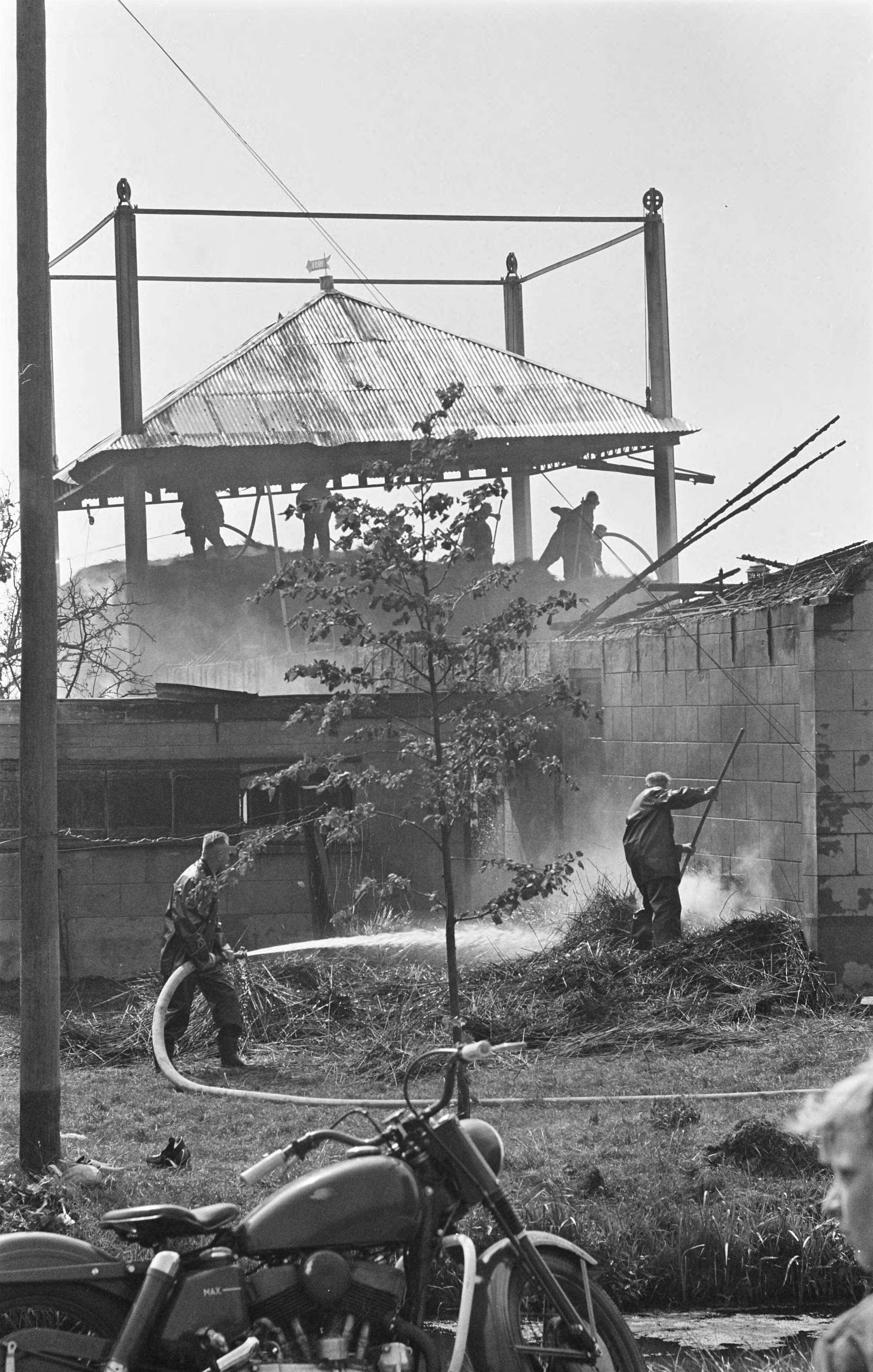 Fotocollectie Anefo — Straaljager van de vliegbasis Leeuwarden stort neer op boerderij bij Nieuwkoop, voorpui van de boerderij, blussen van de verwoeste boerderij — Foto: Pot, Harry / Anefo. Licentie: Set B: Rechtenvrij / Publiek Domein. Bron: Nationaal Archief. http://hdl.handle.net/10648/a99964d2-d0b4-102d-bcf8-003048976d84