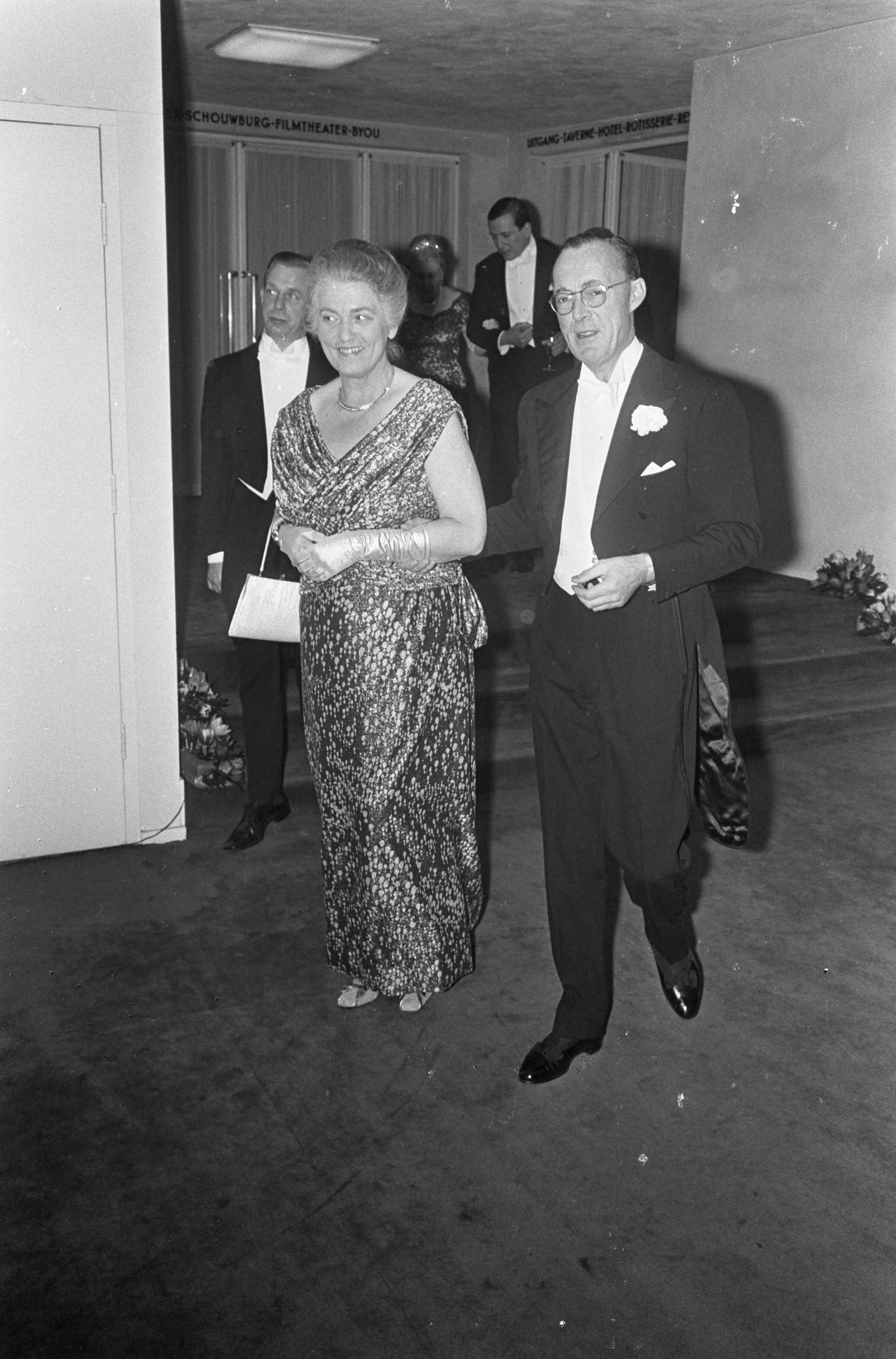 Diner in Hotel Gooiland, in verband met 30 jarig huwelijk van koningin Juliana en prins Bernhard — Prins Bernhard met zijn tafeldame — Foto: Fotograaf Onbekend / Anefo. Licentie: Set B: Rechtenvrij / Publiek Domein. Bron: Nationaal Archief. http://hdl.handle.net/10648/ab0b1842-d0b4-102d-bcf8-003048976d84