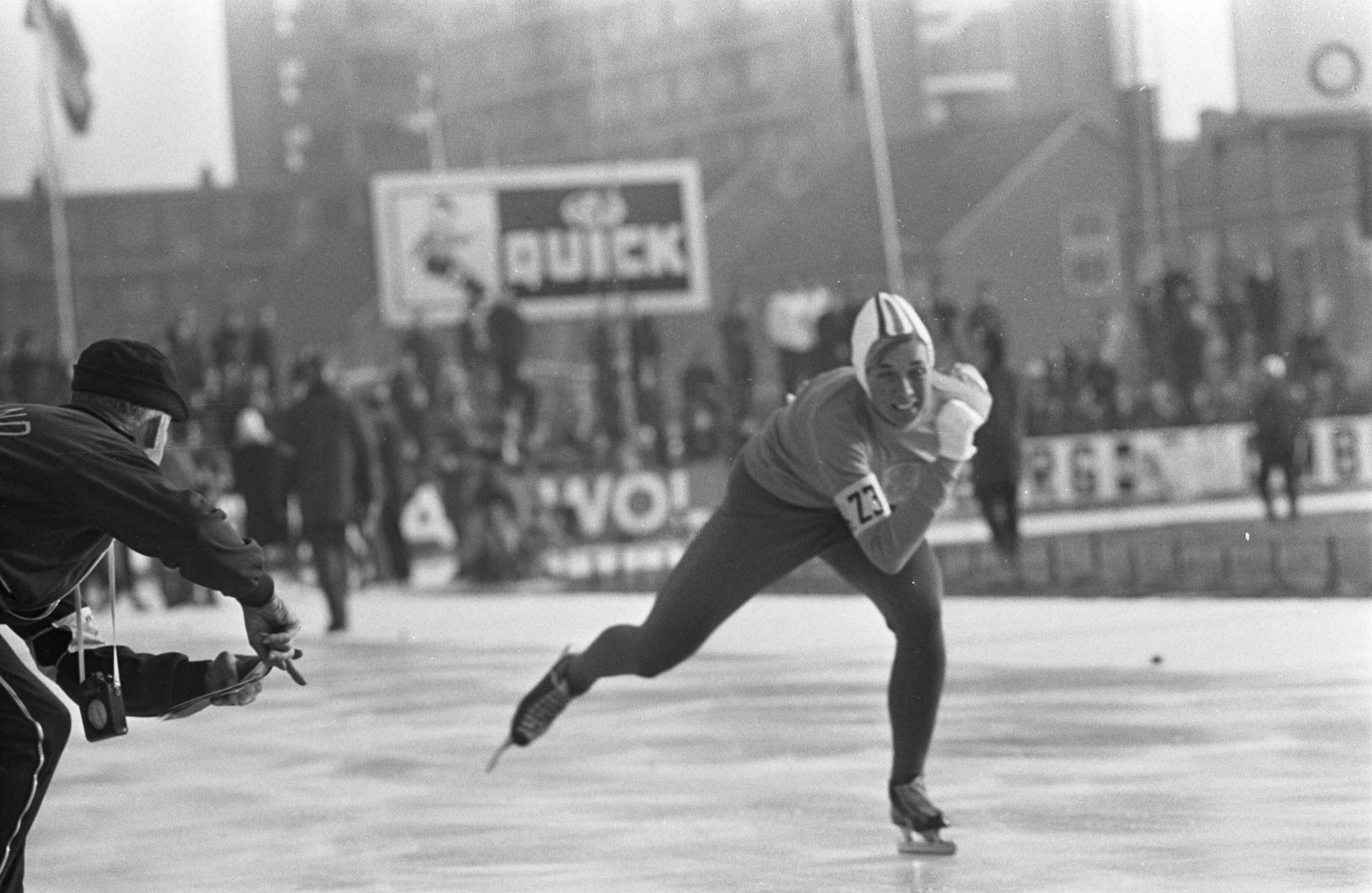 Fotocollectie Anefo — WK schaatsen te Deventer dames — Foto: Kroon, Ron / Anefo. Licentie: Set B: Rechtenvrij / Publiek Domein. Bron: Nationaal Archief. http://hdl.handle.net/10648/ab104cea-d0b4-102d-bcf8-003048976d84