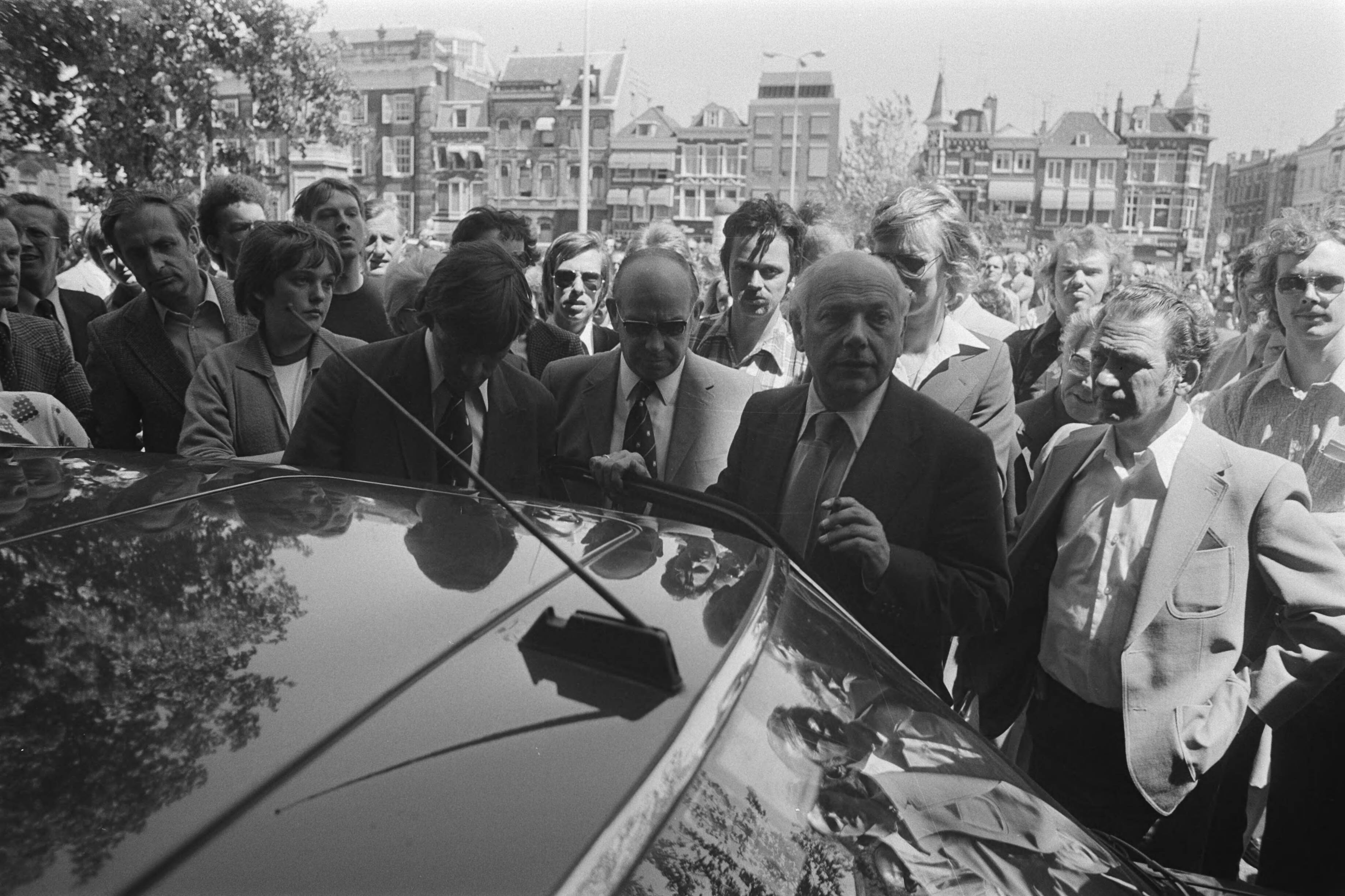 Fotocollectie Anefo — Persconferentie Den Uyl en Van Agt voor crisiscentrum in Den Haag ; Den Uyl tussen belangstellenden — Foto: Croes, Rob C. / Anefo. Licentie: Set B: Rechtenvrij / Publiek Domein. Bron: Nationaal Archief. http://hdl.handle.net/10648/ac9cb698-d0b4-102d-bcf8-003048976d84