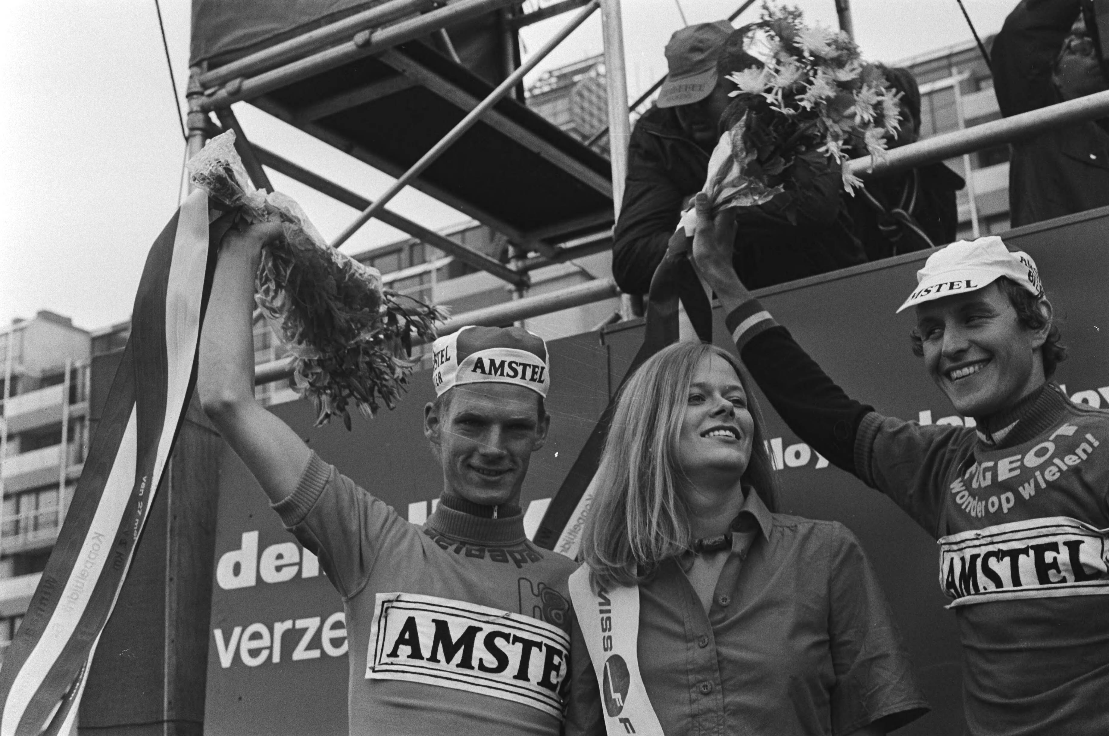 Fotocollectie Anefo — Proloog Olympias Tour in Scheveningen, koppelkoers, winnaars Leo van Vliet en Arie Hassink (rechts, gedeeltelijk zichtbaar) en rondemiss — Foto: Peters, Hans / Anefo. Licentie: Set B: Rechtenvrij / Publiek Domein. Bron: Nationaal Archief. http://hdl.handle.net/10648/ac84c38a-d0b4-102d-bcf8-003048976d84