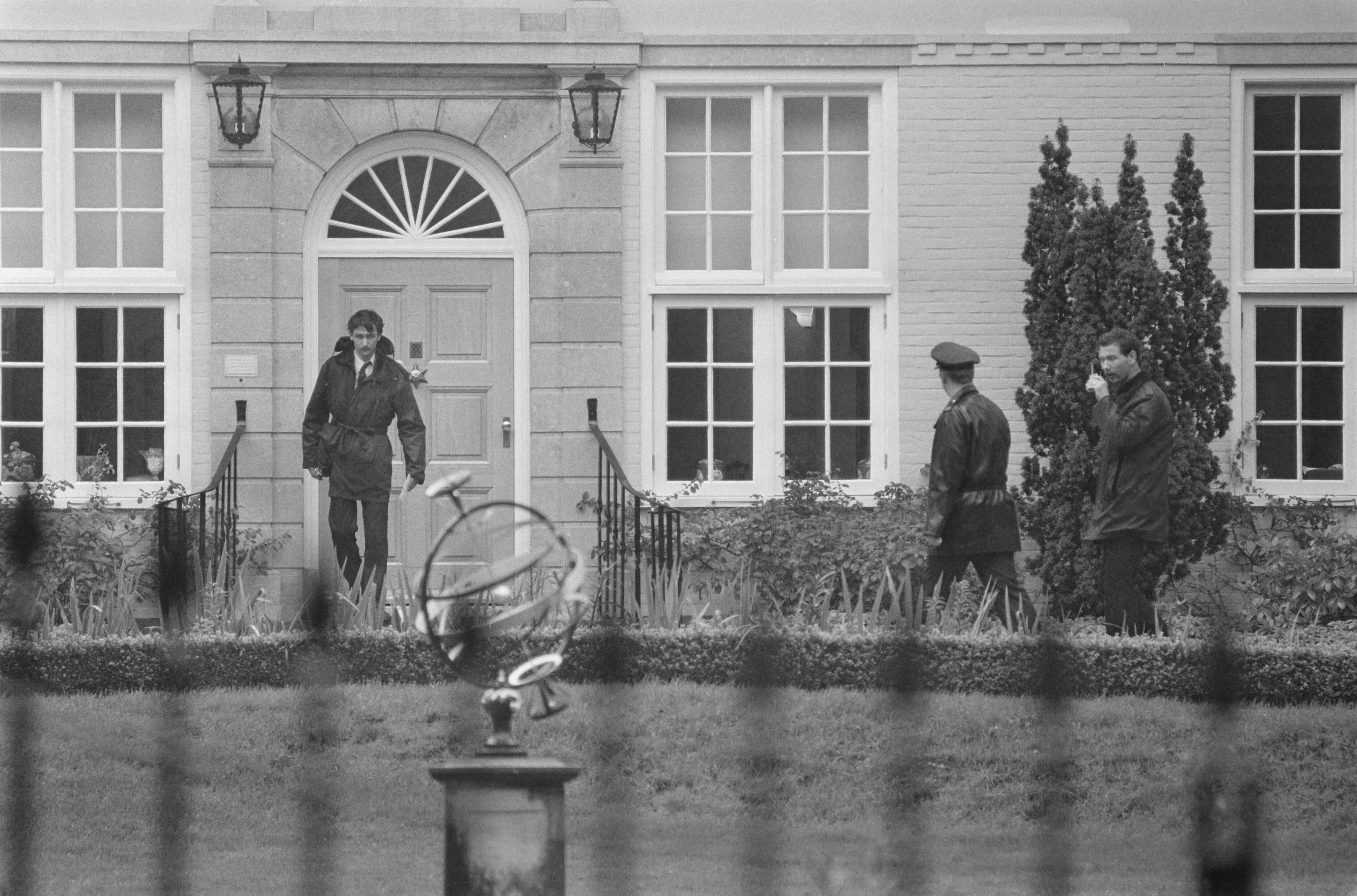 Fotocollectie Anefo — Ontvoering Gerrit Jan Heijn (voorzitter RvB Ahold-concern politie- en bewakingspersoneel bij ingang woning Albert Heijn in Aerdenhout — Foto: Croes, Rob C. / Anefo. Licentie: Set B: Rechtenvrij / Publiek Domein. Bron: Nationaal Archief. http://hdl.handle.net/10648/ad640176-d0b4-102d-bcf8-003048976d84