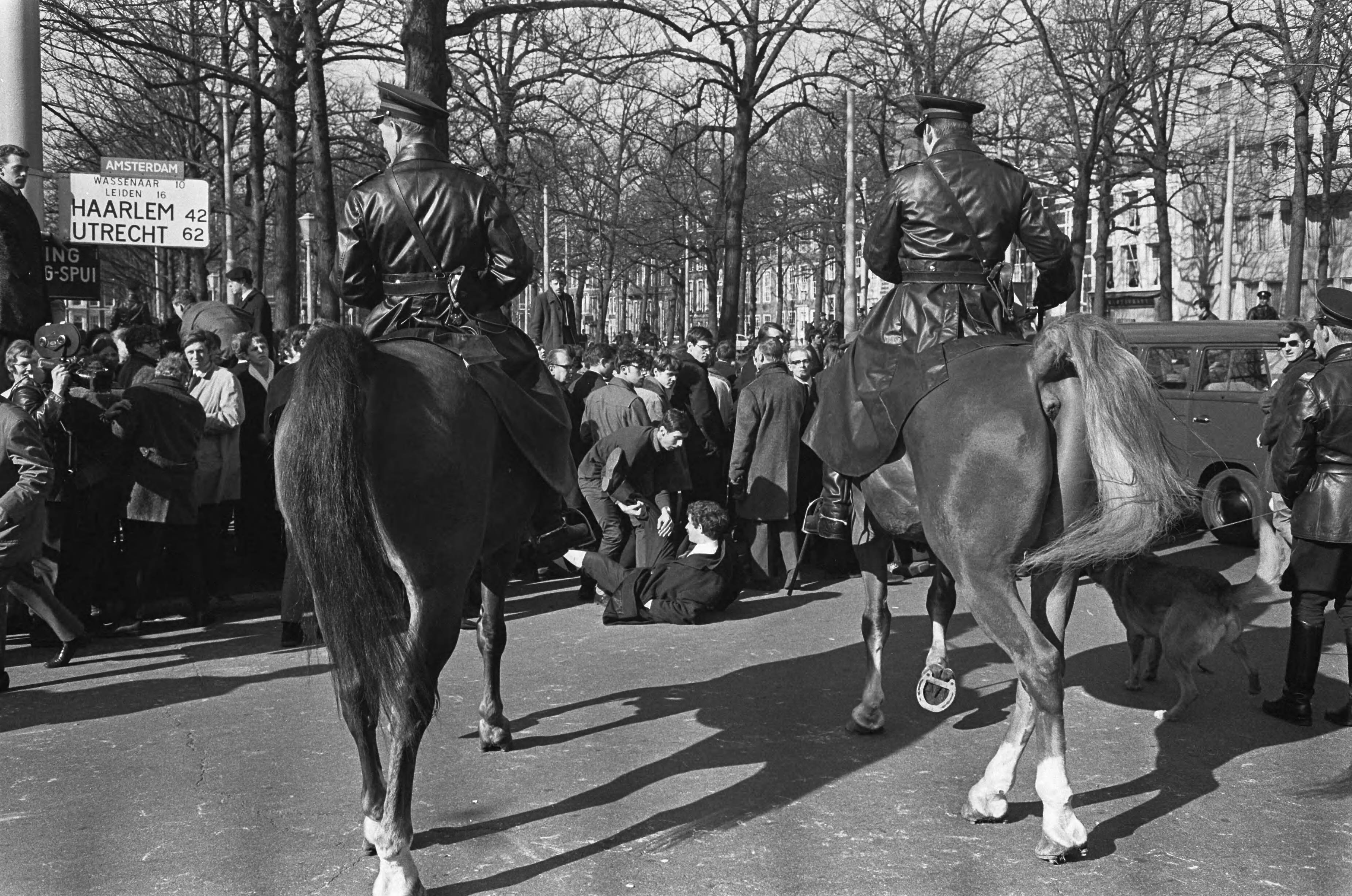 Fotocollectie Anefo — Pro Amerika demonstratie in Den Haag — Foto: Koch, Eric / Anefo. Licentie: Set B: Rechtenvrij / Publiek Domein. Bron: Nationaal Archief. http://hdl.handle.net/10648/ab39bab2-d0b4-102d-bcf8-003048976d84