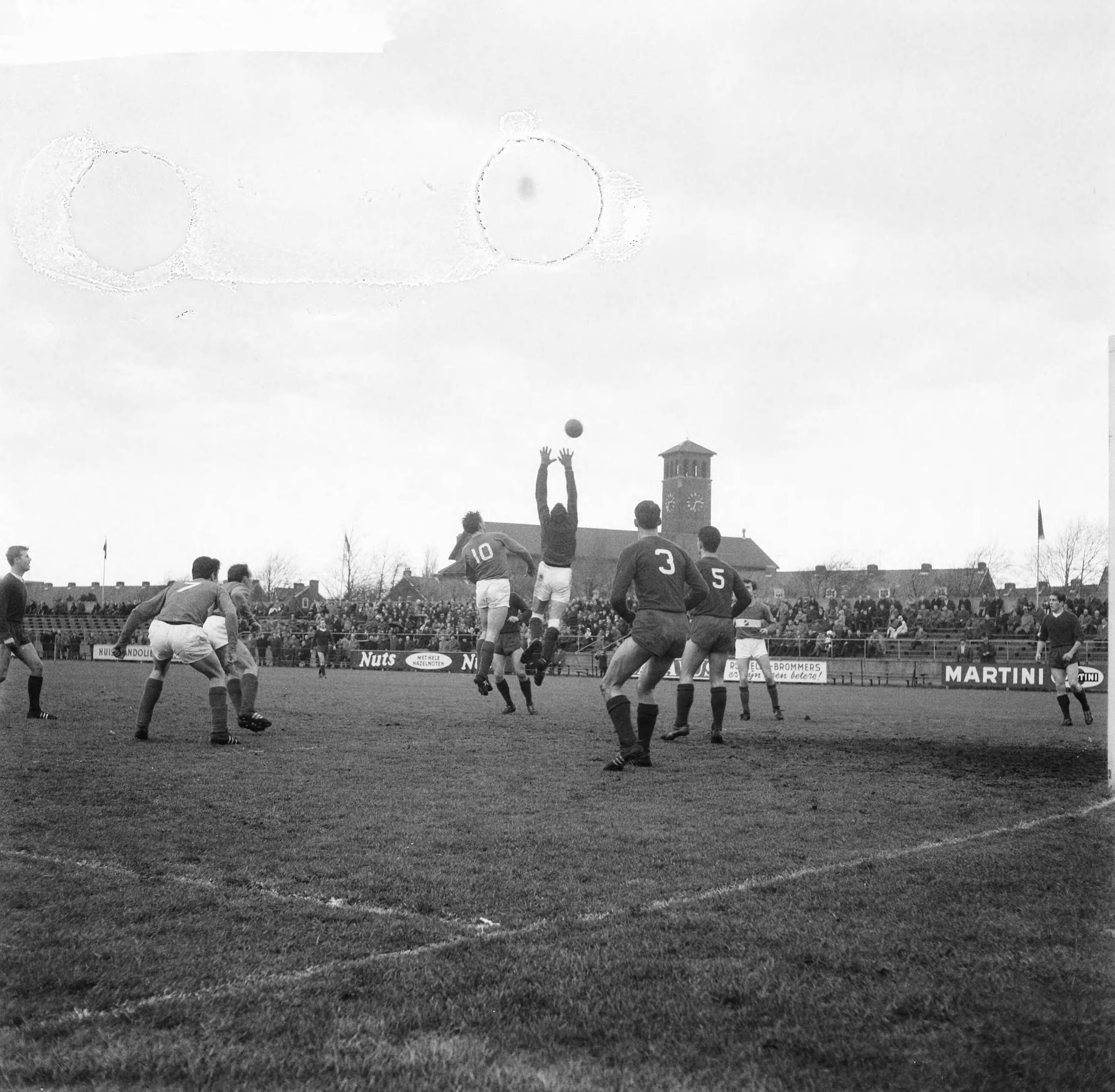 Fotocollectie Anefo — Voetbal. Haarlem tegen AGOVV 2-3. Spelmoment voor het doel van Haarlem. Keeper Van 't Kruis in de lucht — Foto: Gelderen, Hugo van / Anefo. Licentie: Set B: Rechtenvrij / Publiek Domein. Bron: Nationaal Archief. http://hdl.handle.net/10648/a9f64346-d0b4-102d-bcf8-003048976d84