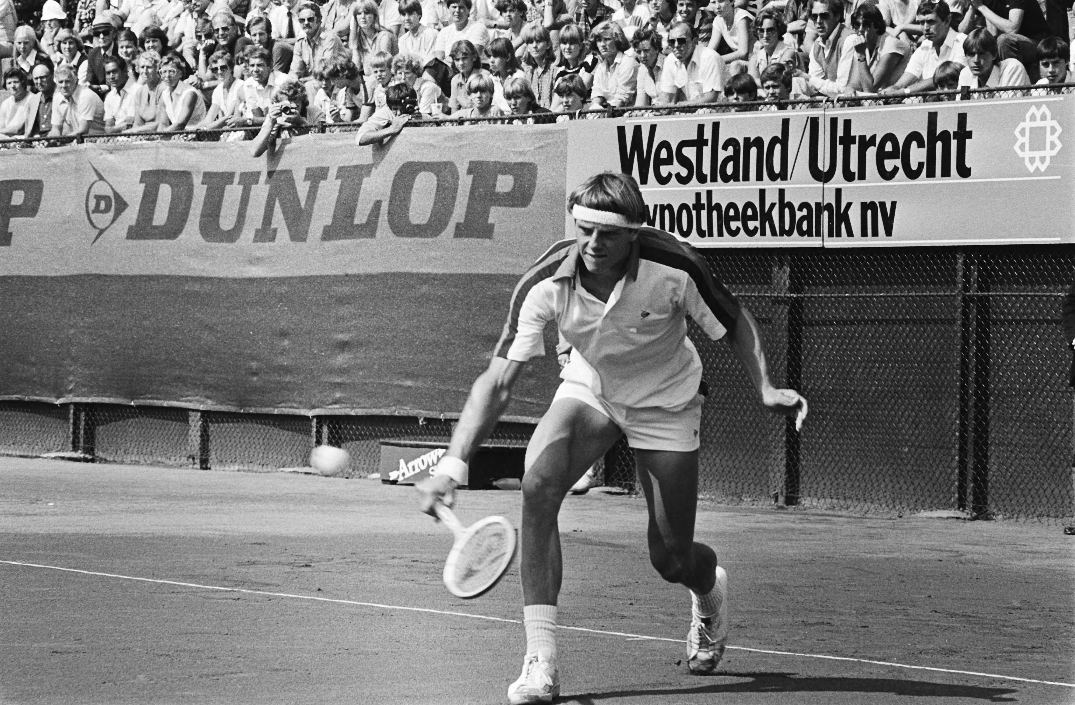 Nationale tenniskampioenschappen te Scheveningen — H. van Boeckel in aktie — Foto: Antonisse, Marcel / Anefo. Licentie: Set B: Rechtenvrij / Publiek Domein. Bron: Nationaal Archief. http://hdl.handle.net/10648/ace5d4a4-d0b4-102d-bcf8-003048976d84