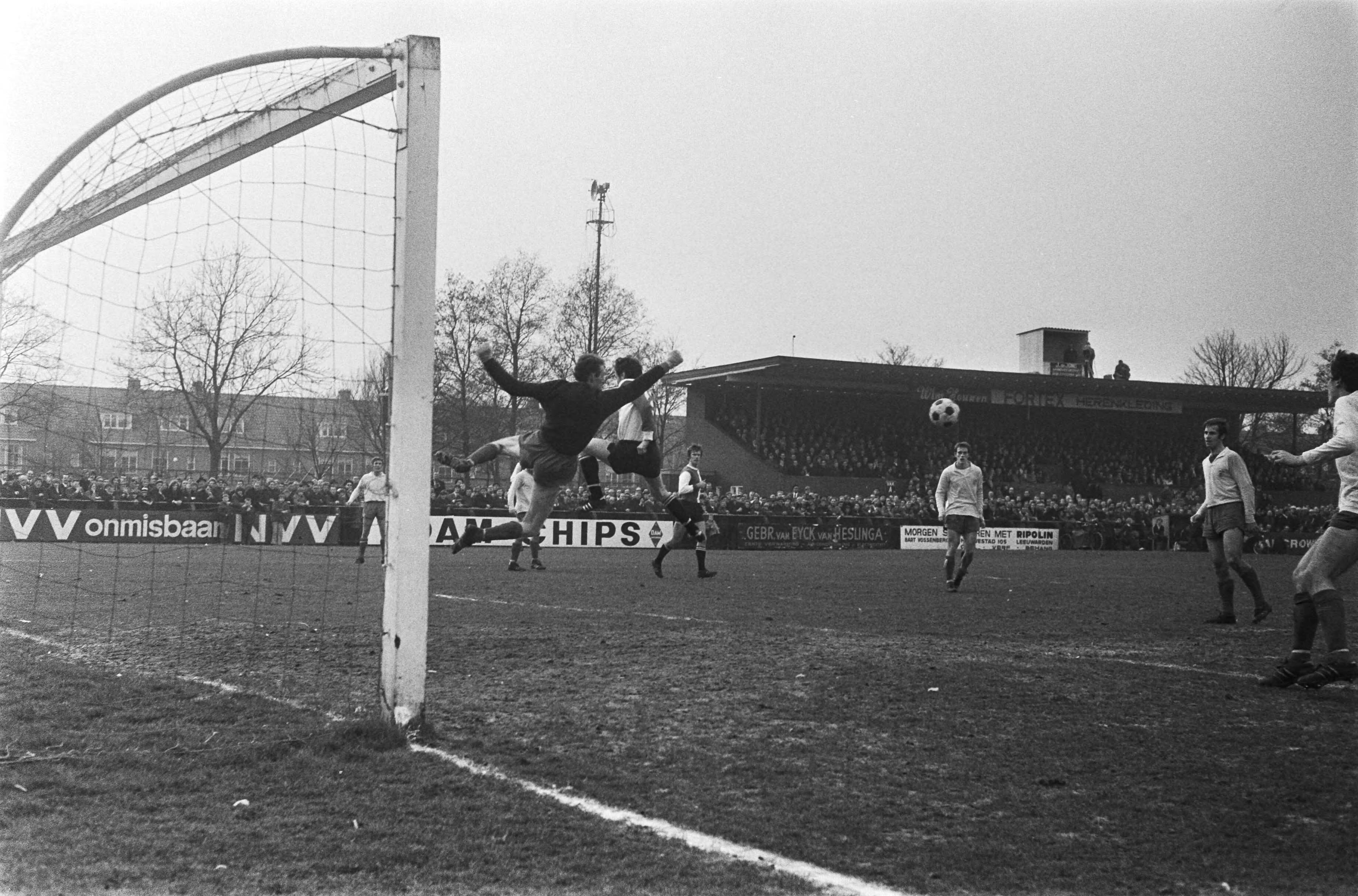 Voetbalwedstrijd voor de KNVB beker Cambuur Leeuwarden - Feyenoord: 0-3 — Spelmoment — Foto: Fotograaf Onbekend / Anefo. Licentie: Set B: Rechtenvrij / Publiek Domein. Bron: Nationaal Archief. http://hdl.handle.net/10648/abb735be-d0b4-102d-bcf8-003048976d84