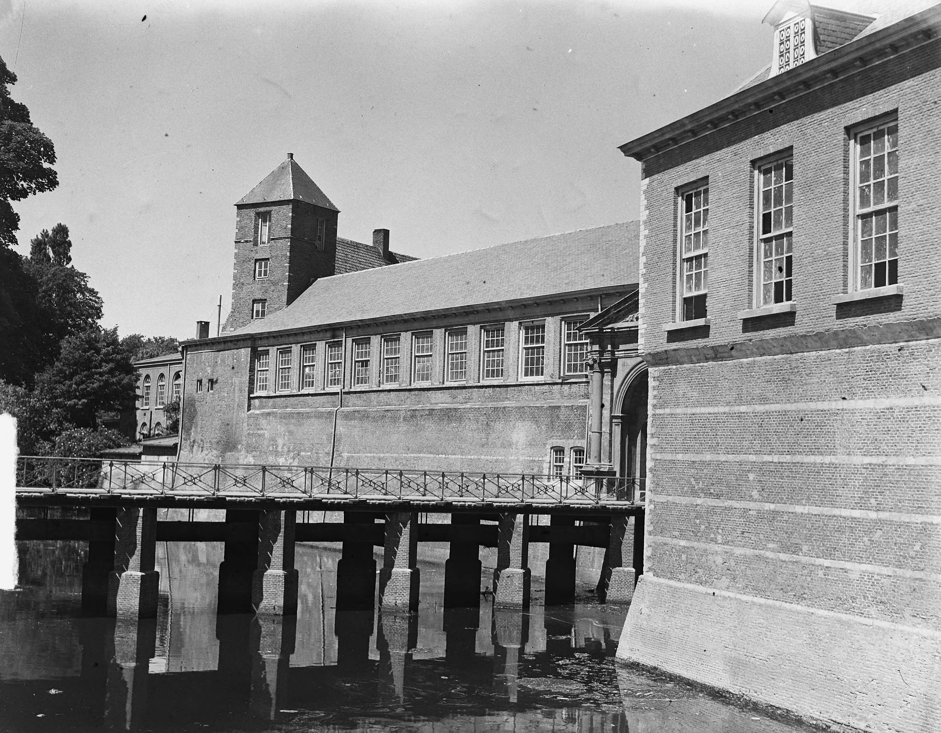 Fotocollectie Anefo — Gebouw KMA te Breda — Foto: Merk, Ben / Anefo. Licentie: Set B: Rechtenvrij / Publiek Domein. Bron: Nationaal Archief. http://hdl.handle.net/10648/a8cadb4e-d0b4-102d-bcf8-003048976d84
