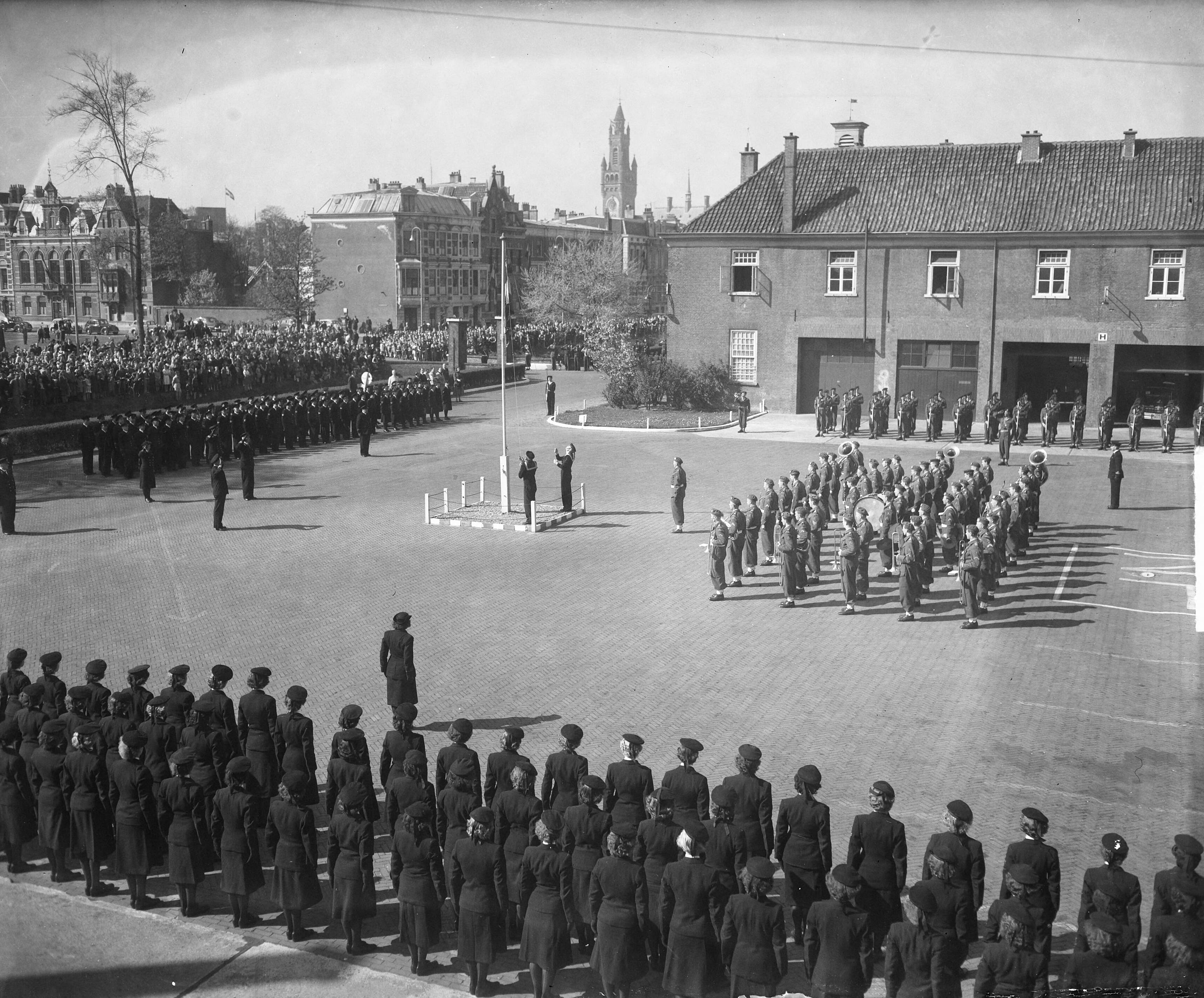 Fotocollectie Anefo — Marine herdenking in Den Haag — Foto: Winterbergen, Rolf / Anefo. Licentie: Set B: Rechtenvrij / Publiek Domein. Bron: Nationaal Archief. http://hdl.handle.net/10648/a8d7ef5a-d0b4-102d-bcf8-003048976d84