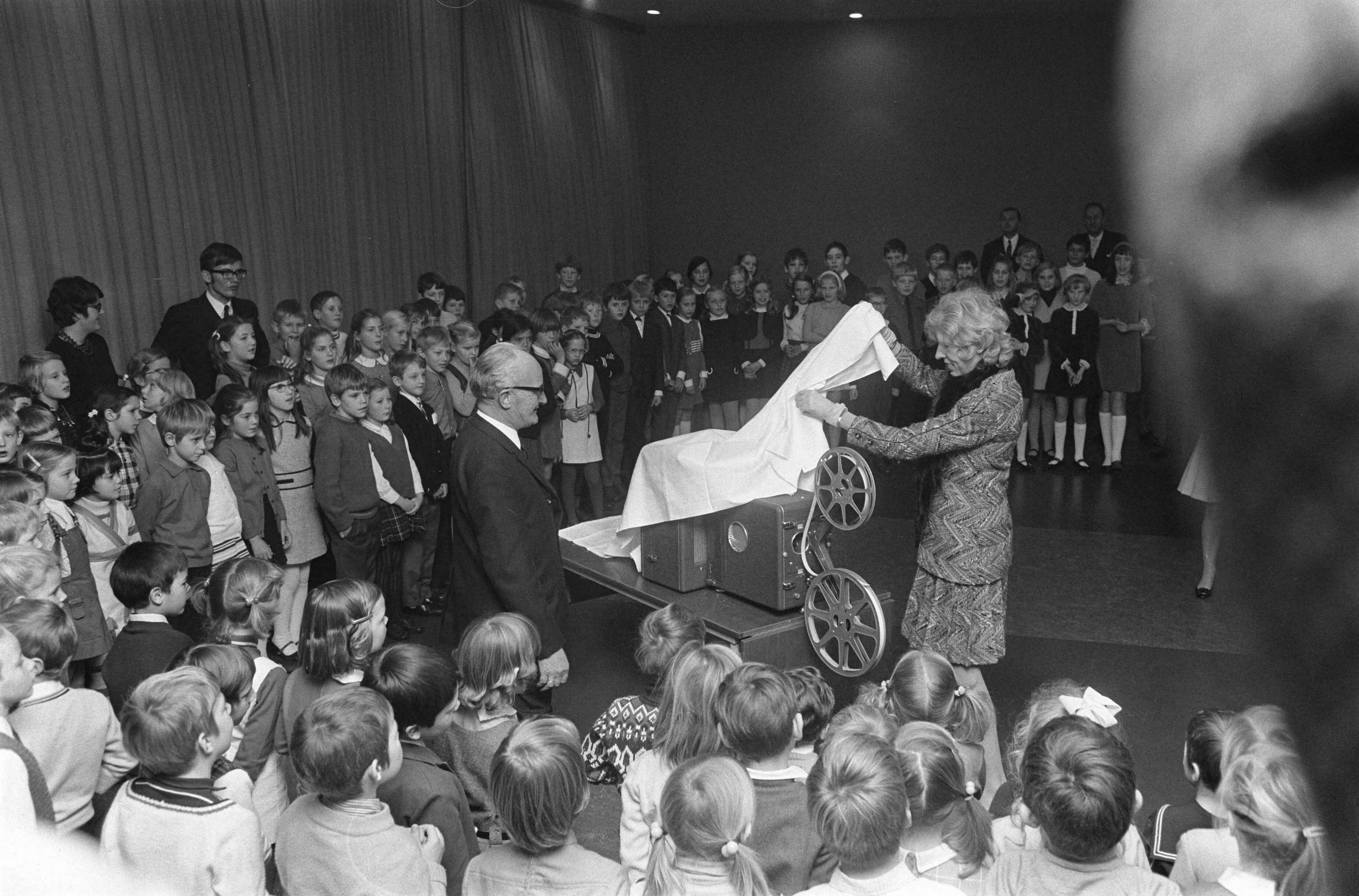 Fotocollectie Anefo — Koningin Juliana en Claude Pompidou-Cahour bezoeken de Waalse school in Mariahoeve, Den Haag — Foto: Koch, Eric / Anefo. Licentie: Set B: Rechtenvrij / Publiek Domein. Bron: Nationaal Archief. http://hdl.handle.net/10648/ab845e46-d0b4-102d-bcf8-003048976d84