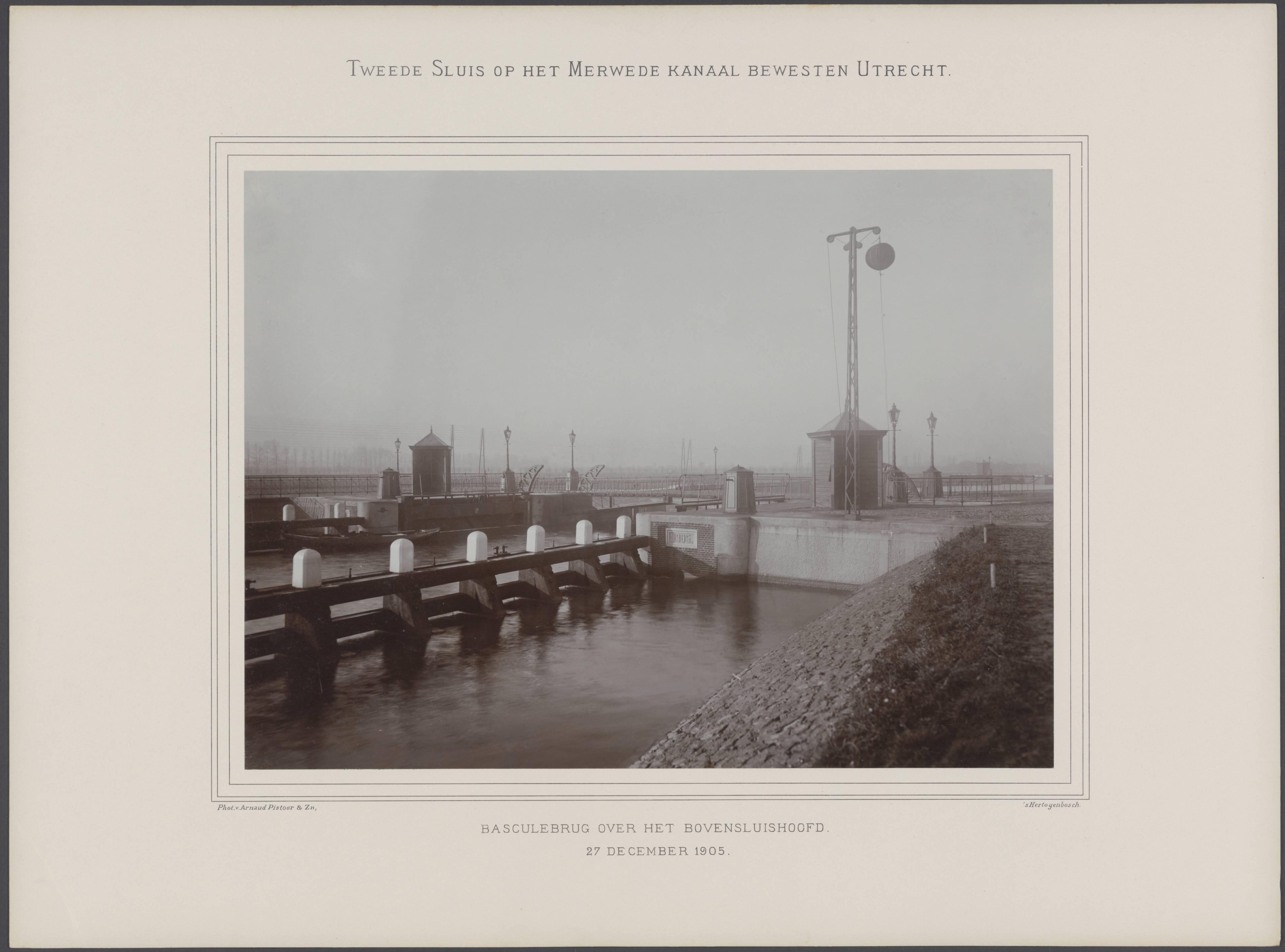 Werken Merwedekanaal — Tweede sluis op het Merwedekanaal bewesten Utrecht. Basculebrug over het bovensluishoofd — Foto: Pistoor en Zn., Arnaud. Licentie: Set B: Rechtenvrij / Publiek Domein. Bron: Nationaal Archief. http://hdl.handle.net/10648/b5dea1d8-6212-cbc0-86f0-5cdf30398c8d