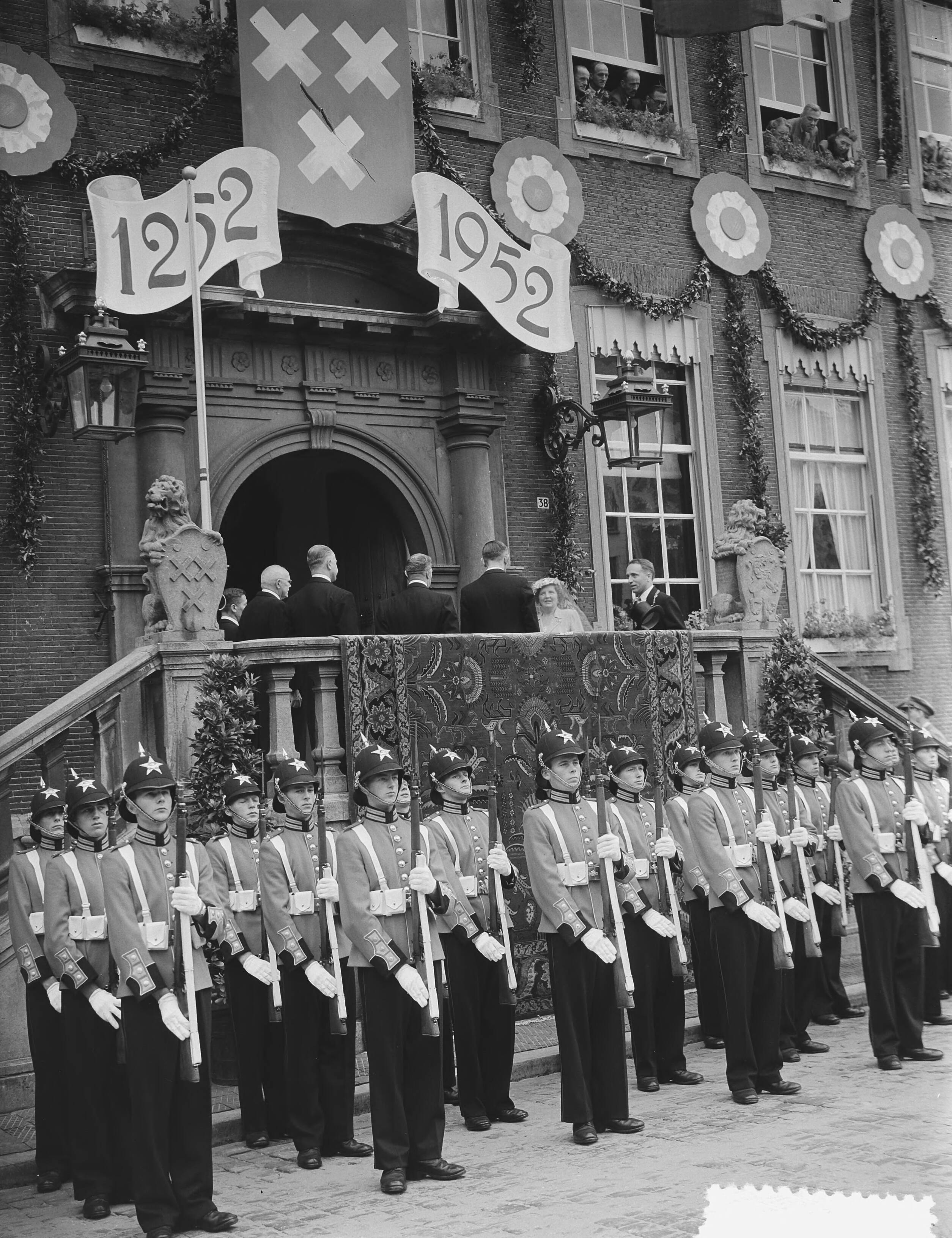Bezoek Koningin Juliana aan jubilerend Breda — Foto: Bilsen, Joop van / Anefo. — Licentie: Set B: Rechtenvrij / Publiek Domein. Bron: Nationaal Archief. http://hdl.handle.net/10648/a8fd197e-d0b4-102d-bcf8-003048976d84
