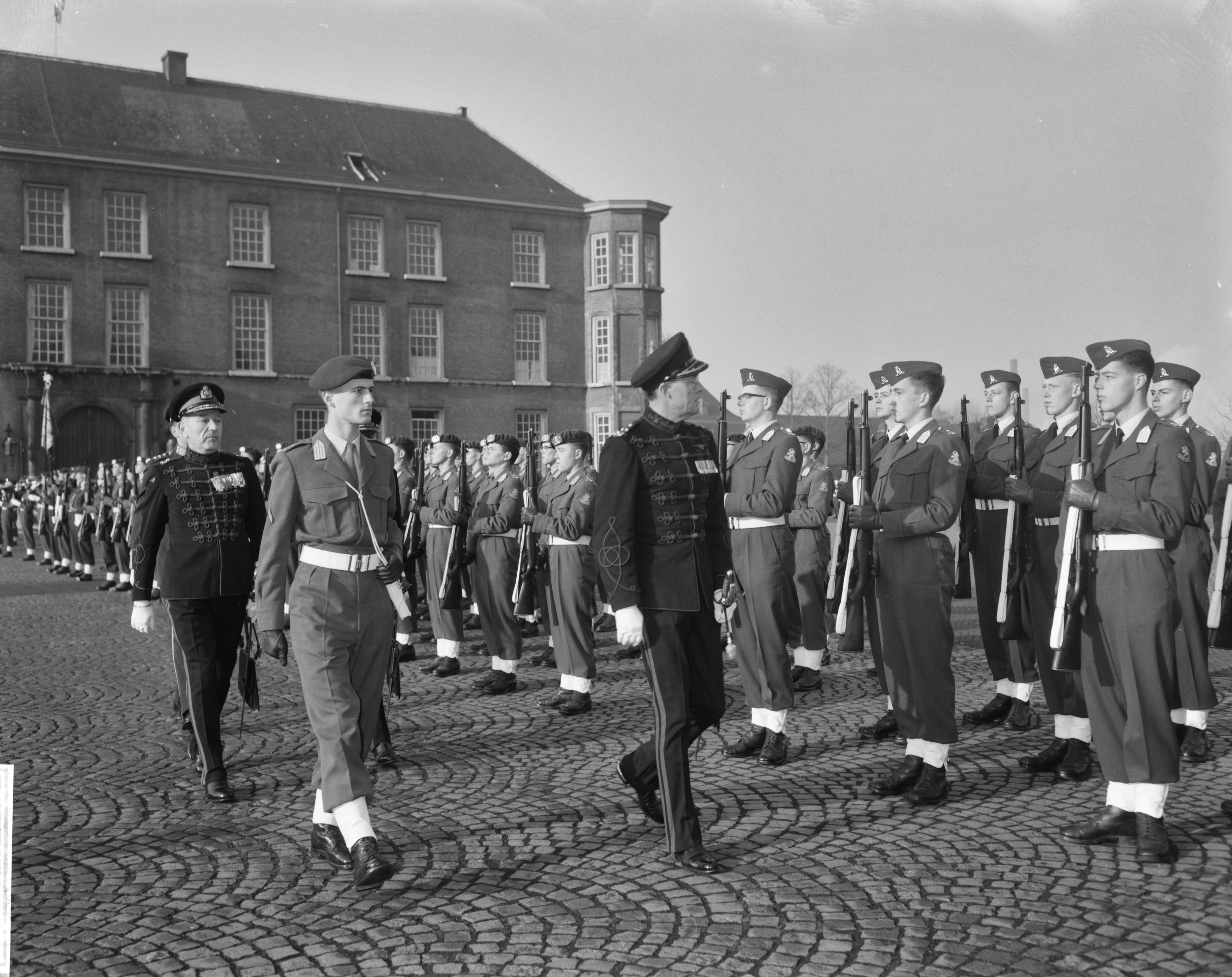 Fotocollectie Anefo — Prins Bernhard bij installatie van het curatorium en de Raad van Gouverneur en Assessoren van de Koninklijke Militaire Academie te Breda. Inspectie van de erewacht. Linksachter de gouverneur van de academier, brigade-generaal W.C.H. van Reede — Foto: Bilsen, Joop van / Anefo. Licentie: Set B: Rechtenvrij / Publiek Domein. Bron: Nationaal Archief. http://hdl.handle.net/10648/a9edaeb6-d0b4-102d-bcf8-003048976d84