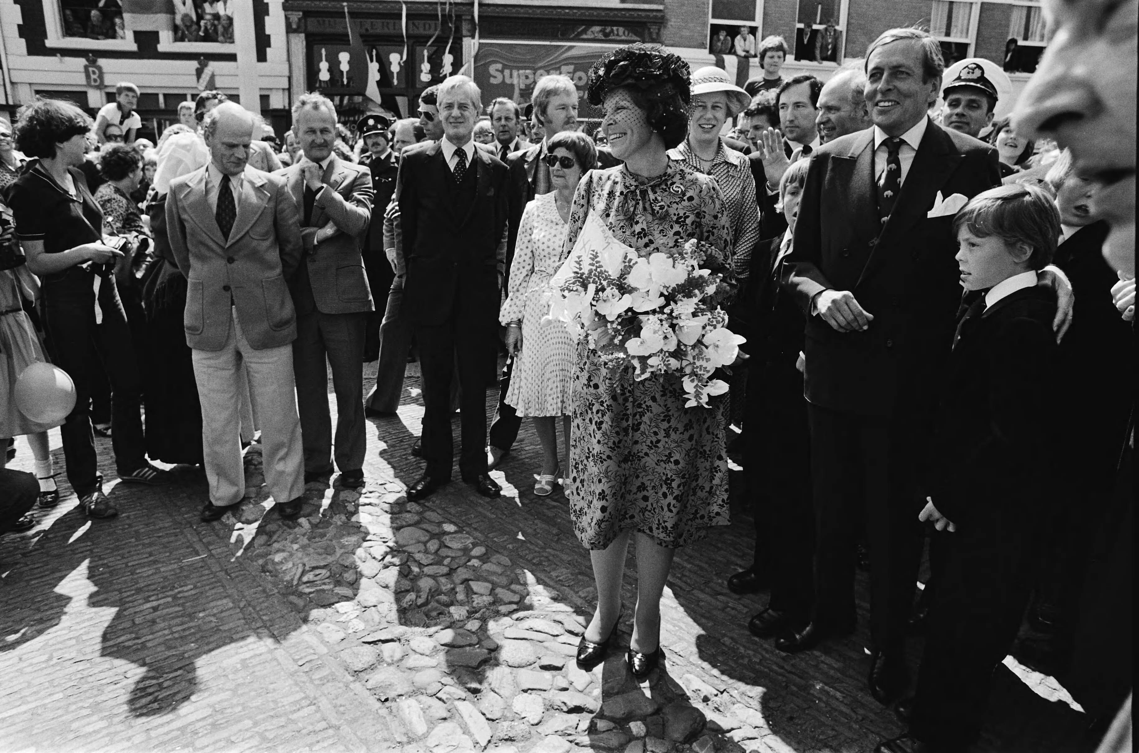 Fotocollectie Anefo — Intocht Koningin Beatrix in Den Haag in open caleche; overzicht drukte tijdens wandeling Koninklijke familie in Scheveningen, tijdens wandeling — Foto: Croes, Rob C. / Anefo. Licentie: Set B: Rechtenvrij / Publiek Domein. Bron: Nationaal Archief. http://hdl.handle.net/10648/ace0e070-d0b4-102d-bcf8-003048976d84
