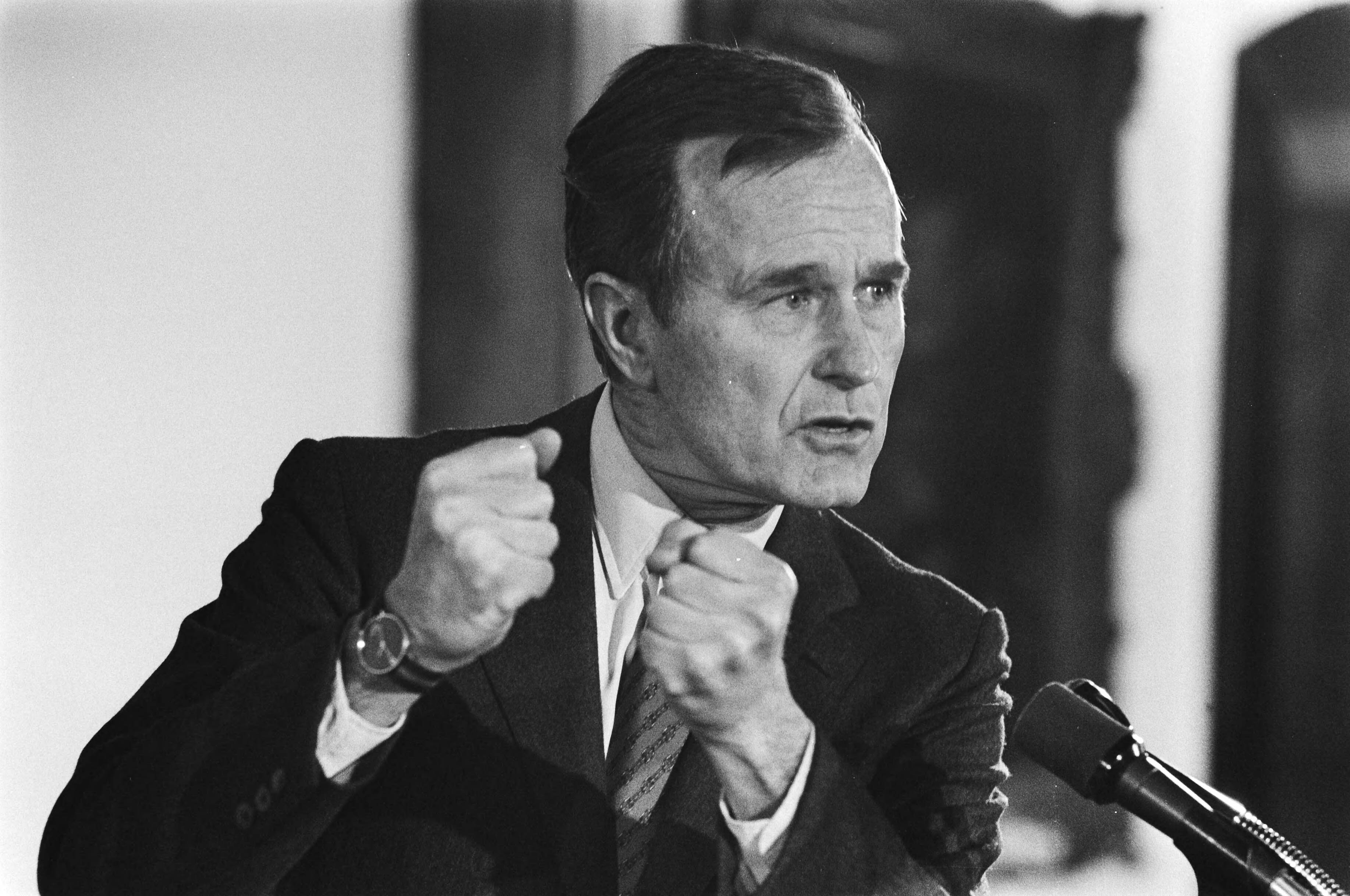 Bezoek van de Amerikaanse vice-president George Bush — George Bush in bokshouding tijdens een persconferentie in de Rolzaal van het Binnenhof in Den Haag — Foto: Croes, Rob C. / Anefo. Licentie: Set B: Rechtenvrij / Publiek Domein. Bron: Nationaal Archief. http://hdl.handle.net/10648/ad252848-d0b4-102d-bcf8-003048976d84