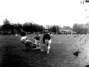 Fotocollectie Anefo — Voorlopig Nederlands hockeyelftal tegen De Boekaniers [een gelegenheidsteam] te Bloemendaal — Foto: Pot, Harry / Anefo. Licentie: Set B: Rechtenvrij / Publiek Domein. Bron: Nationaal Archief. http://hdl.handle.net/10648/a95cd616-d0b4-102d-bcf8-003048976d84