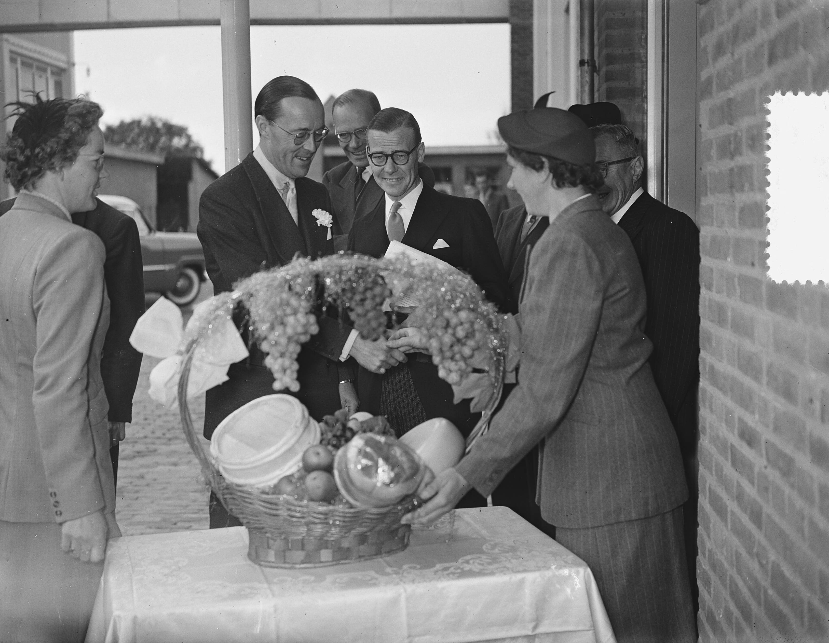 Prins Bernhard bezoekt West-Brabant — Prins Bernhard bezoekt industriegebied Etten-Leur. Bezoek aan Coop. Zuivelfabriek "De Hoop" te Etten — Foto: Bilsen, Joop van / Anefo. Licentie: Set B: Rechtenvrij / Publiek Domein. Bron: Nationaal Archief. http://hdl.handle.net/10648/a93c211e-d0b4-102d-bcf8-003048976d84