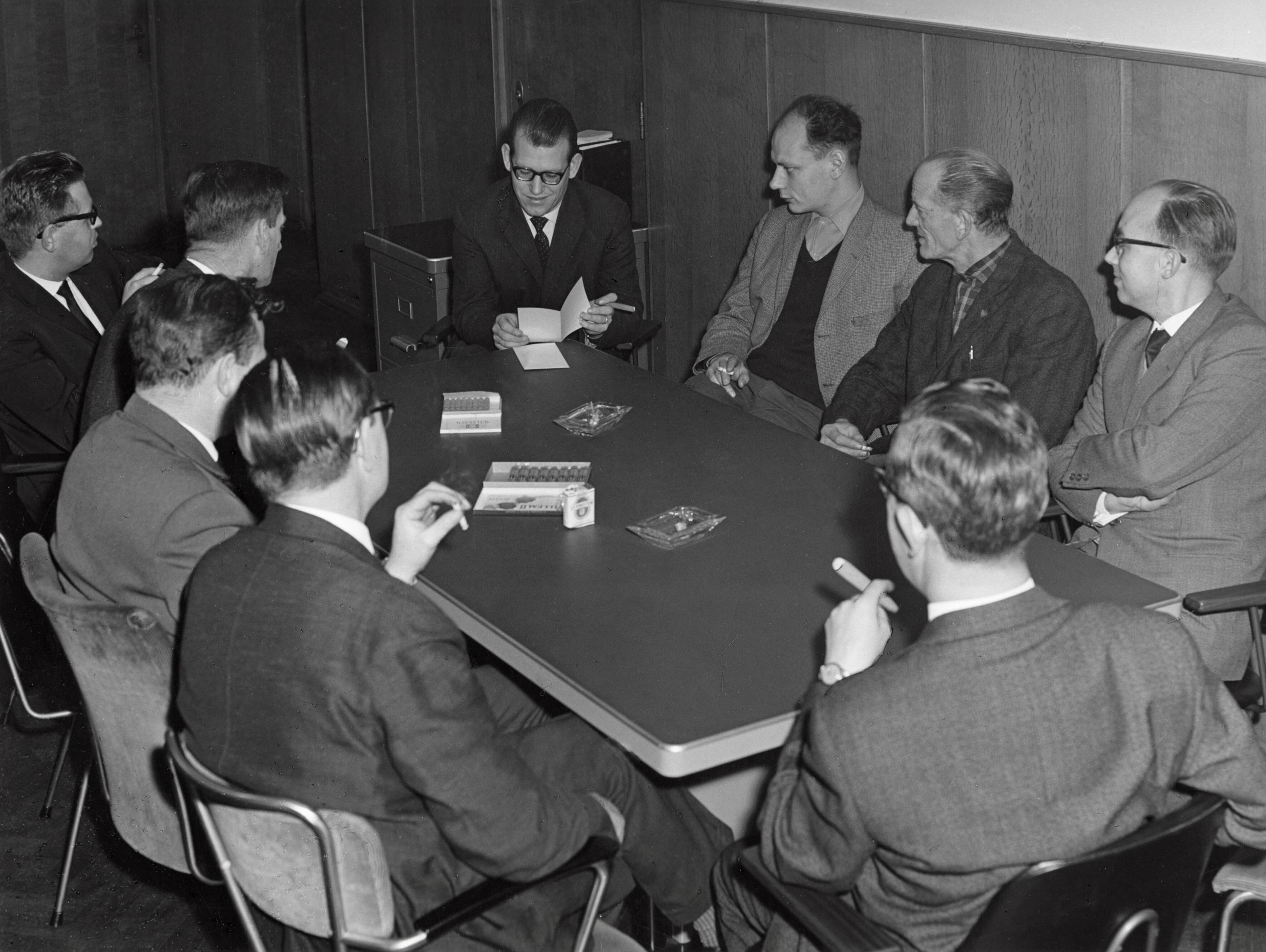 Collectie nader te bepalen — Serie: Ideeënbus. Bespreking van een idee door een commissie — Foto: Fotograaf Onbekend / Spaarnestad / Spaarnestad Photo (05887). Licentie: Set B: Rechtenvrij / Publiek Domein. Bron: Nationaal Archief. http://hdl.handle.net/10648/35429da6-3b49-a382-e063-6df0900a6686