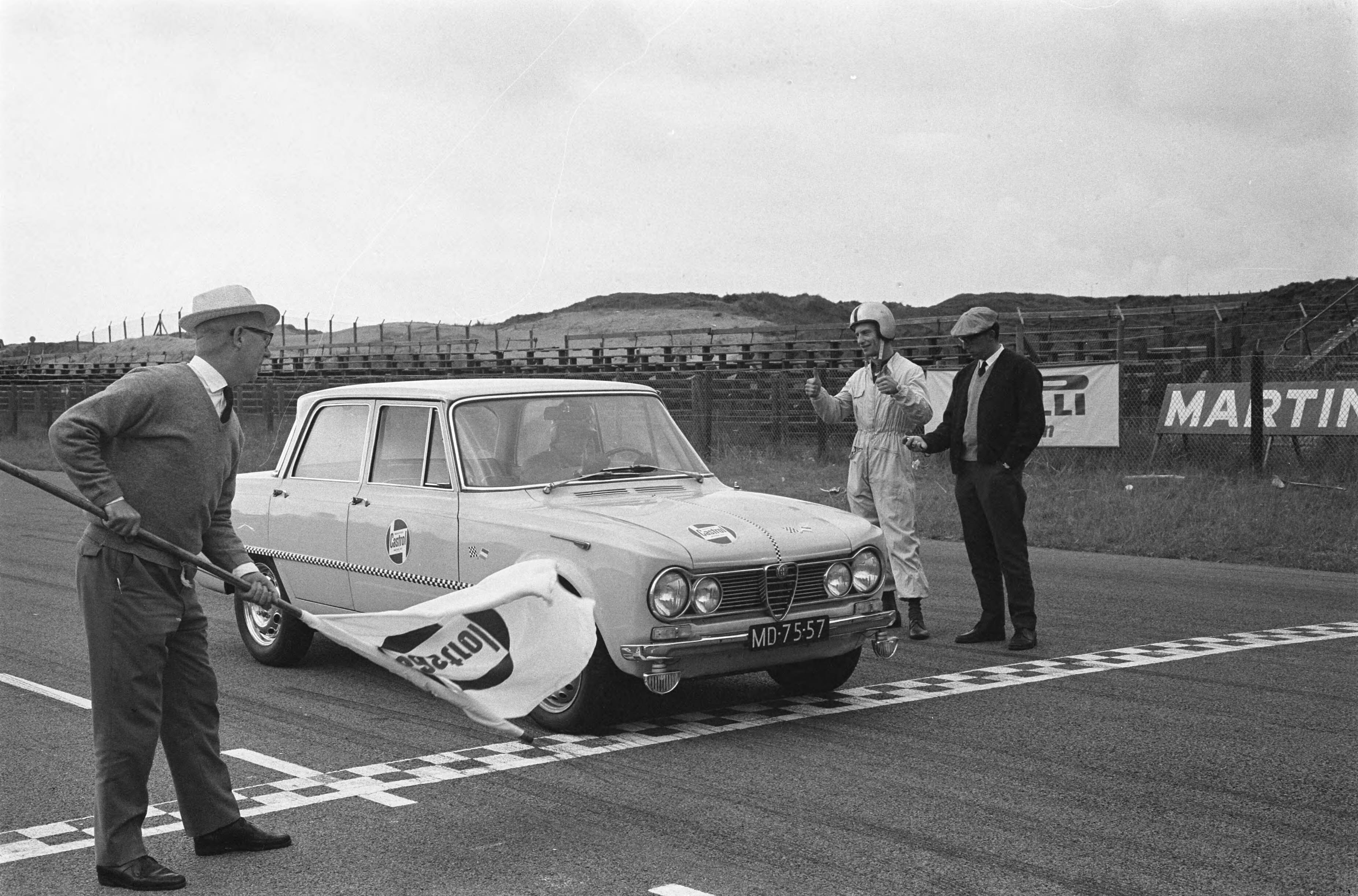 Fotocollectie Anefo — Amateur-coureur Hans Maasland en zijn monteur Gaaiko van Kampen pogen het record 24 uur betrouwbaarheidsrit te verbeteren. De start op het Zandvoortse circuit — Foto: Pot, Harry / Anefo. Licentie: Set B: Rechtenvrij / Publiek Domein. Bron: Nationaal Archief. http://hdl.handle.net/10648/aa4474b2-d0b4-102d-bcf8-003048976d84