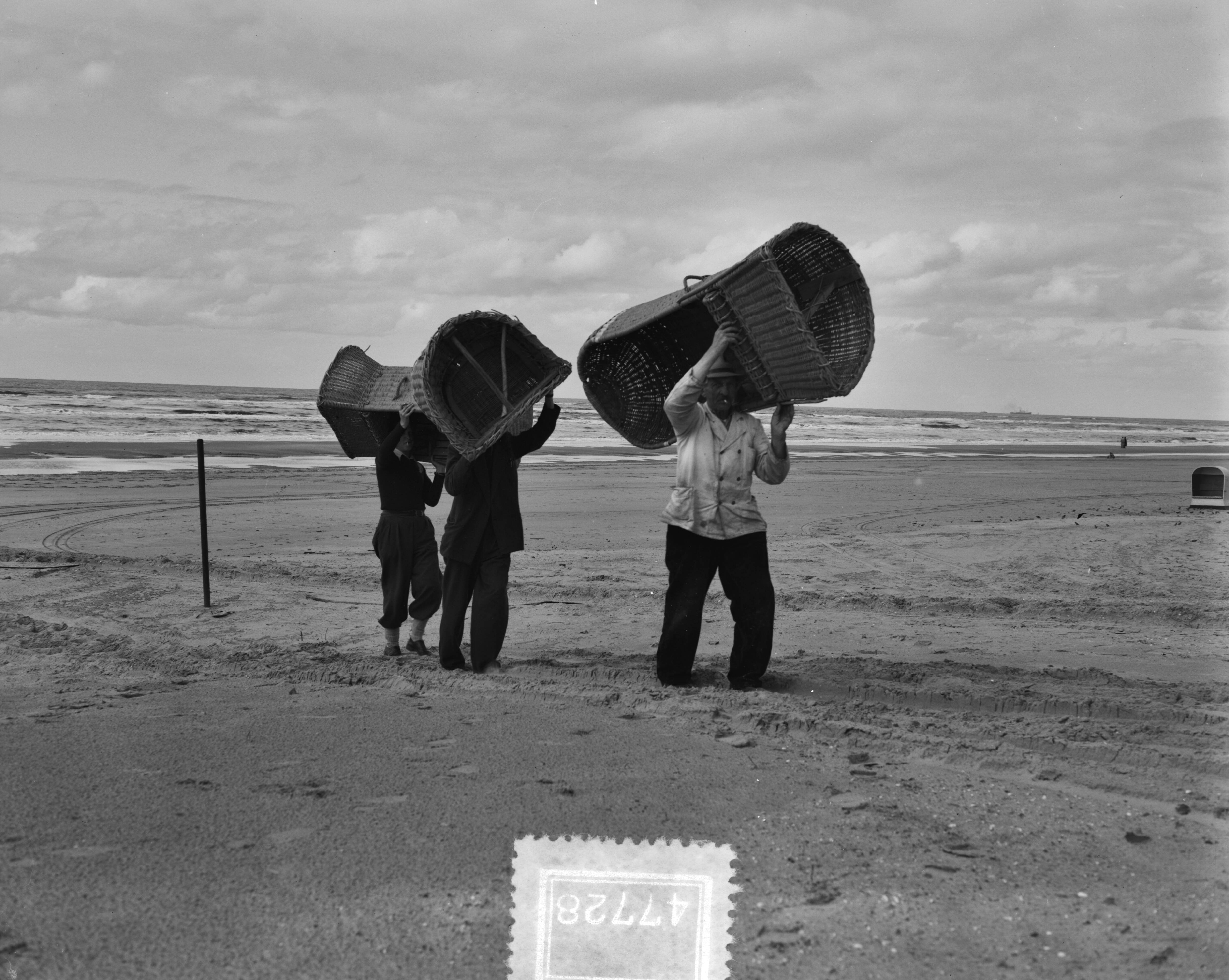 Fotocollectie Anefo — Einde badseizoen. Opruiming van badstoelen op het strand van Zandvoort — Foto: Pot, Harry / Anefo. Licentie: Set B: Rechtenvrij / Publiek Domein. Bron: Nationaal Archief. http://hdl.handle.net/10648/a8efb702-d0b4-102d-bcf8-003048976d84