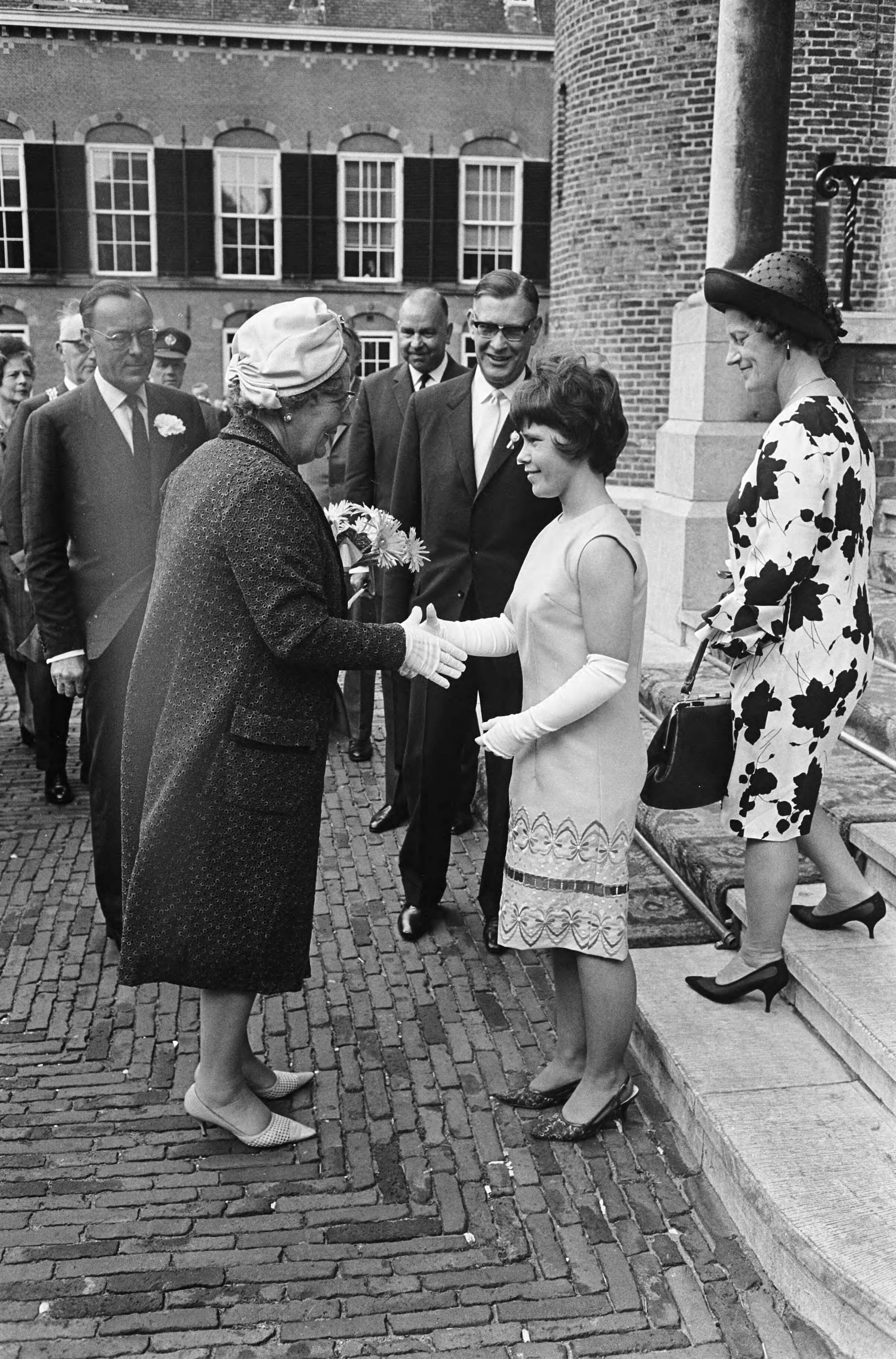 Fotocollectie Anefo — Vrijheidslustrum van de Vereniging Ex-Politieke Gevangenen (Expogé) te Den Haag. Koningin Juliana ontvangt bloemen bij aankomst bij de Ridderzaal — Foto: Koch, Eric / Anefo. Licentie: Set B: Rechtenvrij / Publiek Domein. Bron: Nationaal Archief. http://hdl.handle.net/10648/aaaf6d8a-d0b4-102d-bcf8-003048976d84