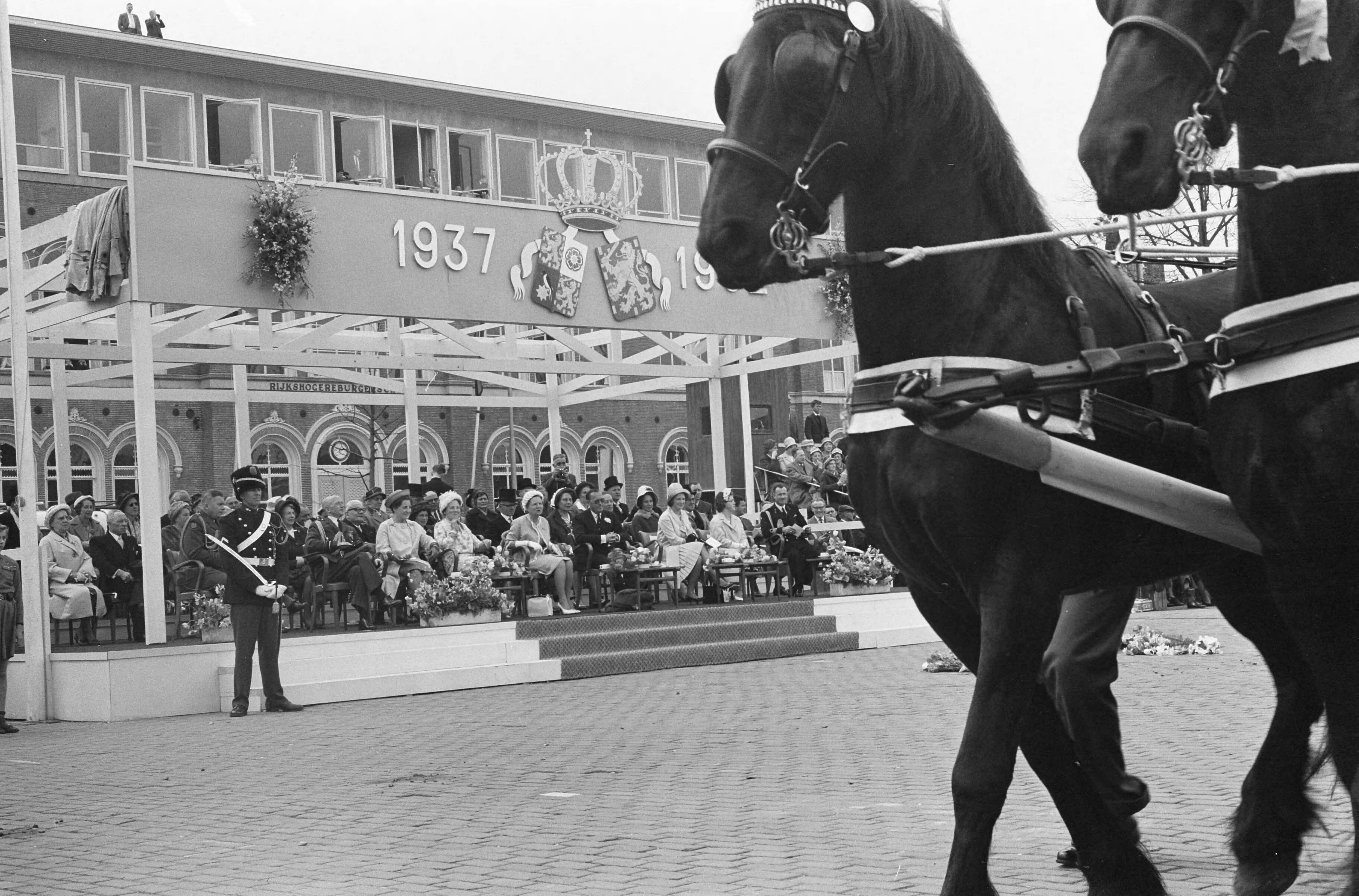Koninklijk bezoek aan Groningen en Friesland (1962) — Koninklijk bezoek aan Leeuwarden — Foto: Pot, Harry / Anefo. Licentie: Set B: Rechtenvrij / Publiek Domein. Bron: Nationaal Archief. http://hdl.handle.net/10648/aa06eb56-d0b4-102d-bcf8-003048976d84