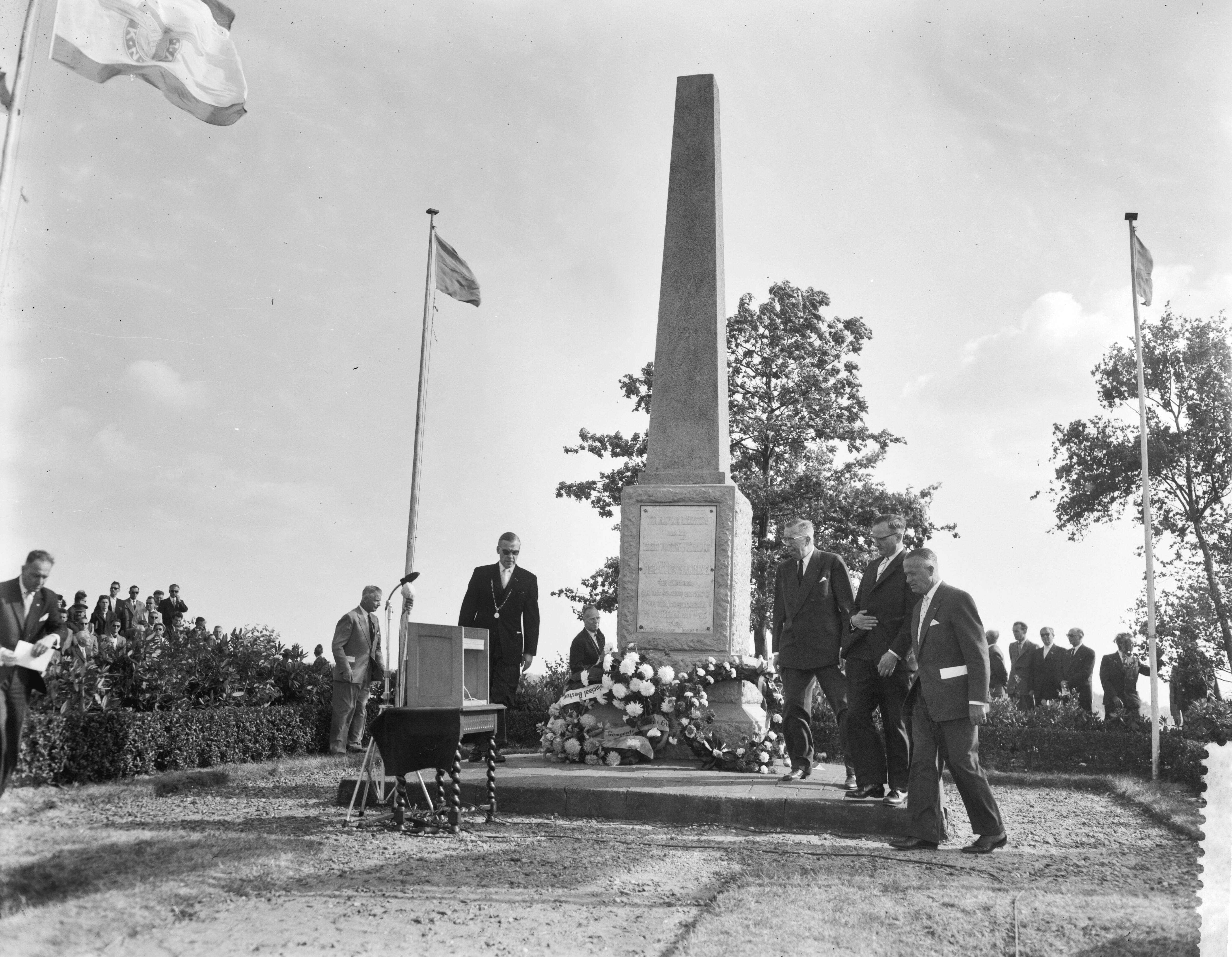 Fotocollectie Anefo — Herdenking te Etten-Leur van de eerste in Nederland gehouden vliegtocht 50 jaar geleden. Kranslegging bij het monument op de Klappenberg door de waarnemend Commissaris der Koningin in Noord-Brabant, ir. H. van Haaren — Foto: Behrens, Herbert F. / Anefo. Licentie: Set B: Rechtenvrij / Publiek Domein. Bron: Nationaal Archief. http://hdl.handle.net/10648/a9966cd2-d0b4-102d-bcf8-003048976d84