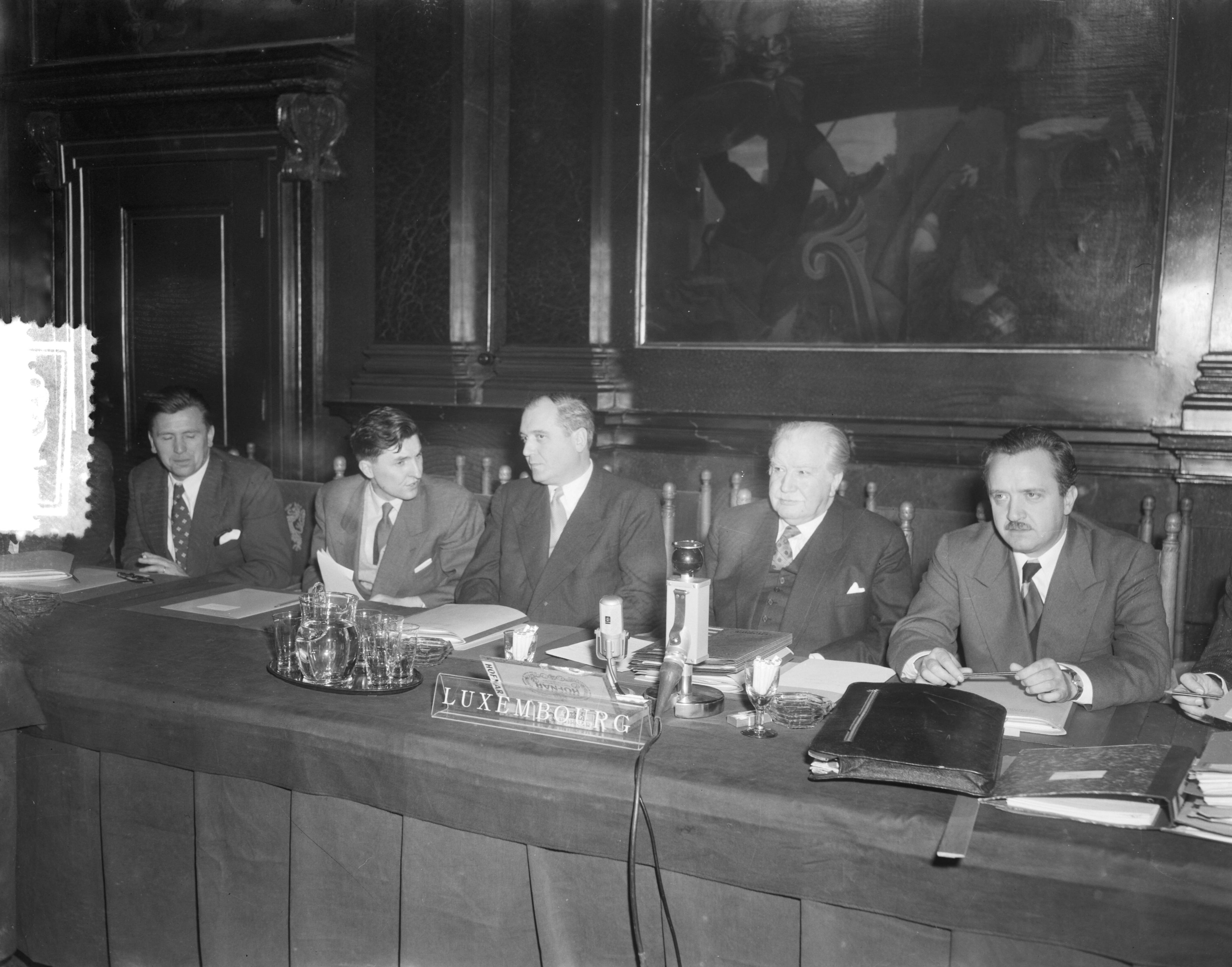 Zes landen ministersconferentie te Den Haag — Zes landen ministersconferentie te Den Haag. De Luxemburgse delegatie met minister Joseph Bech — Foto: Duinen, G.W. van / Anefo. Licentie: Set B: Rechtenvrij / Publiek Domein. Bron: Nationaal Archief. http://hdl.handle.net/10648/a91845be-d0b4-102d-bcf8-003048976d84