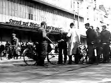 Fotocollectie Anefo / Londen — Duitse militairen controleren in Den Haag — Foto: Meijboom, Marius / Anefo. Licentie: Set B: Rechtenvrij / Publiek Domein. Bron: Nationaal Archief. http://hdl.handle.net/10648/af89303e-d0b4-102d-bcf8-003048976d84