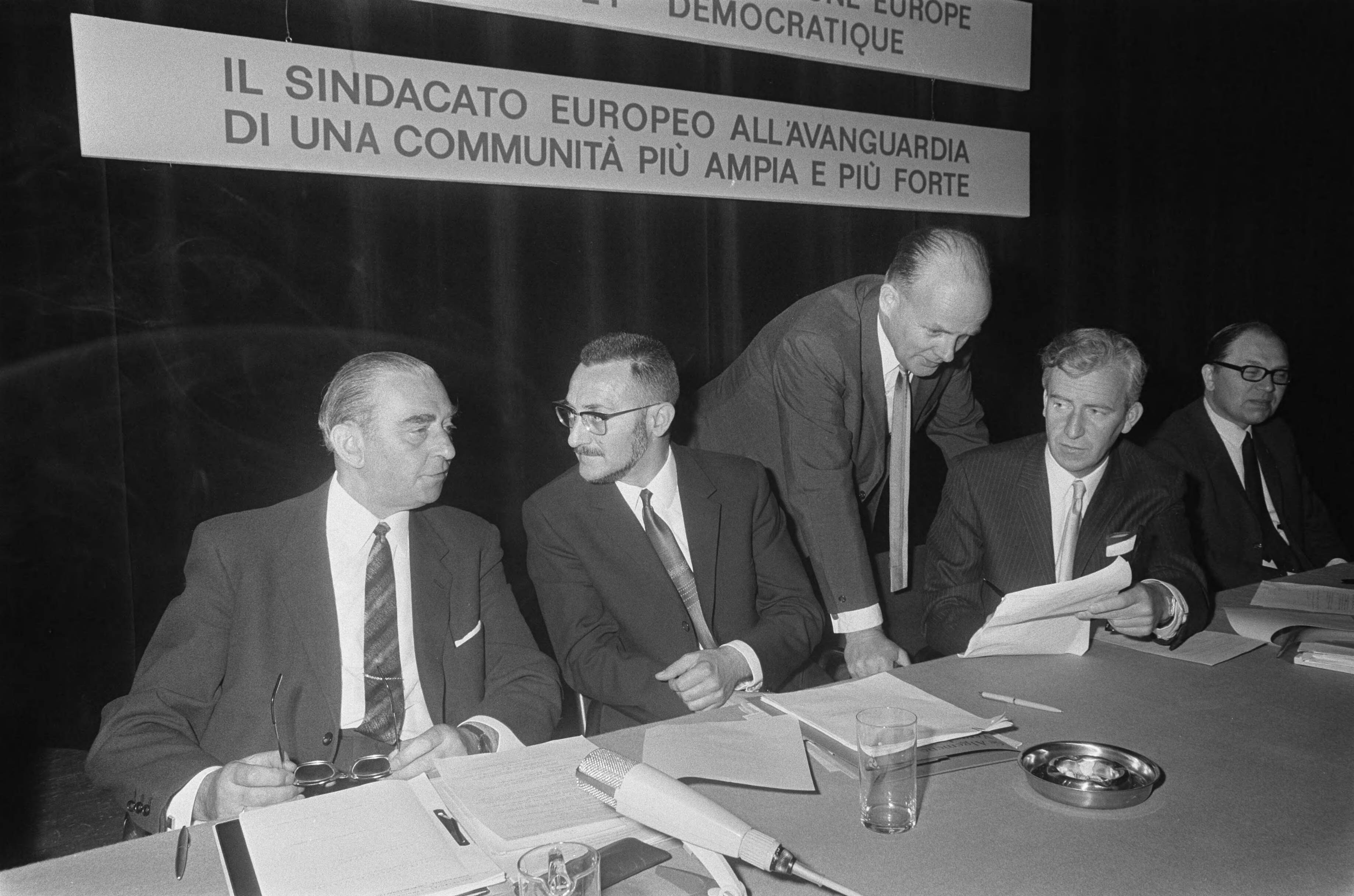 Fotocollectie Anefo — 6e Algemene Vergadering van het Europese vakbewegingssector in het Nederlands Congresgeb. te Den Haag vlnr Rosenberg (DGB DL), Rasschaert (Belgie), — Foto: Mieremet, Rob / Anefo. Licentie: Set B: Rechtenvrij / Publiek Domein. Bron: Nationaal Archief. http://hdl.handle.net/10648/ab666328-d0b4-102d-bcf8-003048976d84