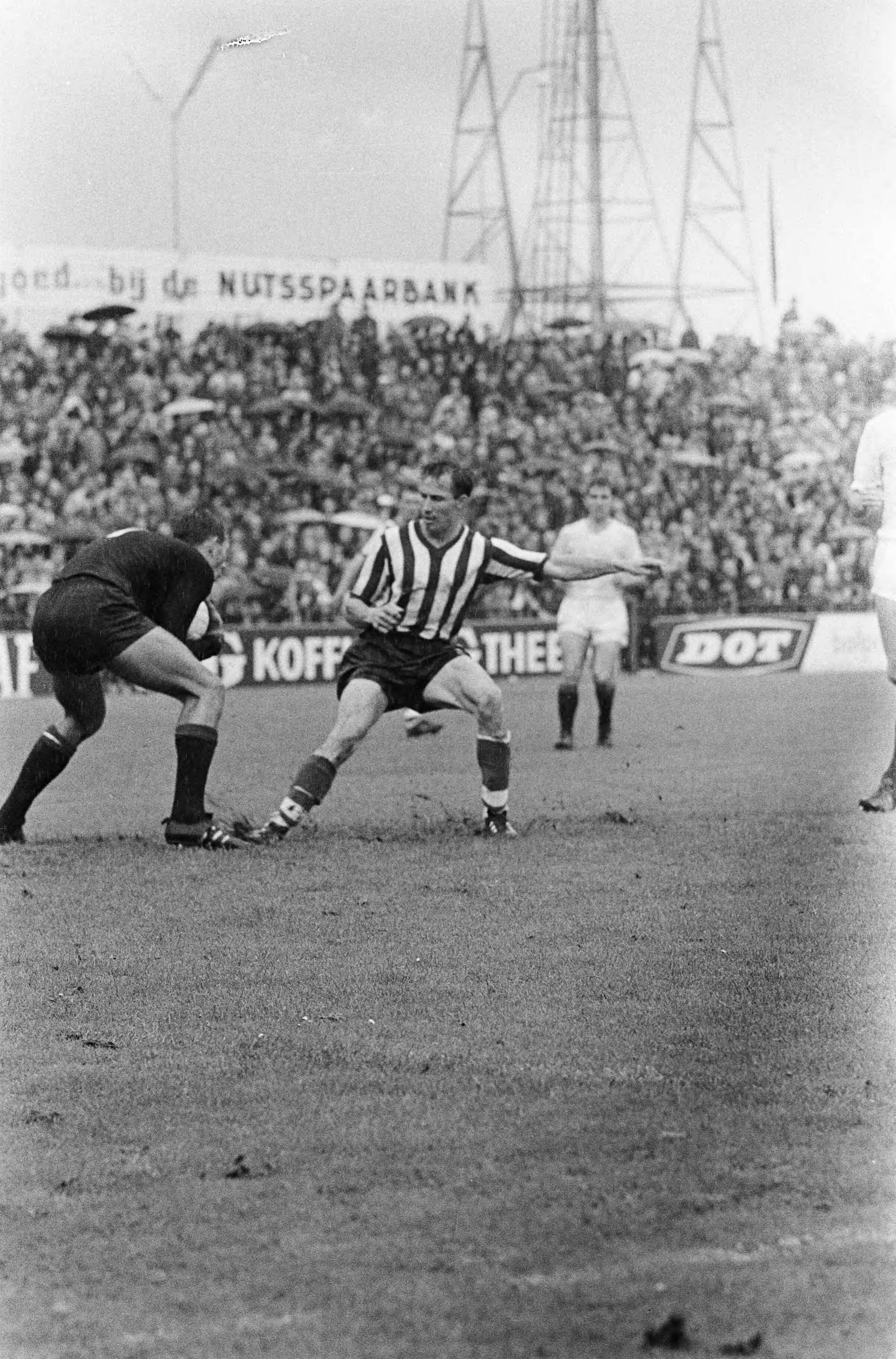 Fotocollectie Anefo — Voetbal. ADO tegen Sparta 2-2. Spelmoment, Ole Madsen (Sparta) en keeper Ton Thie (ADO) in actie — Foto: Kroon, Ron / Anefo. Licentie: Set B: Rechtenvrij / Publiek Domein. Bron: Nationaal Archief. http://hdl.handle.net/10648/aabc415e-d0b4-102d-bcf8-003048976d84