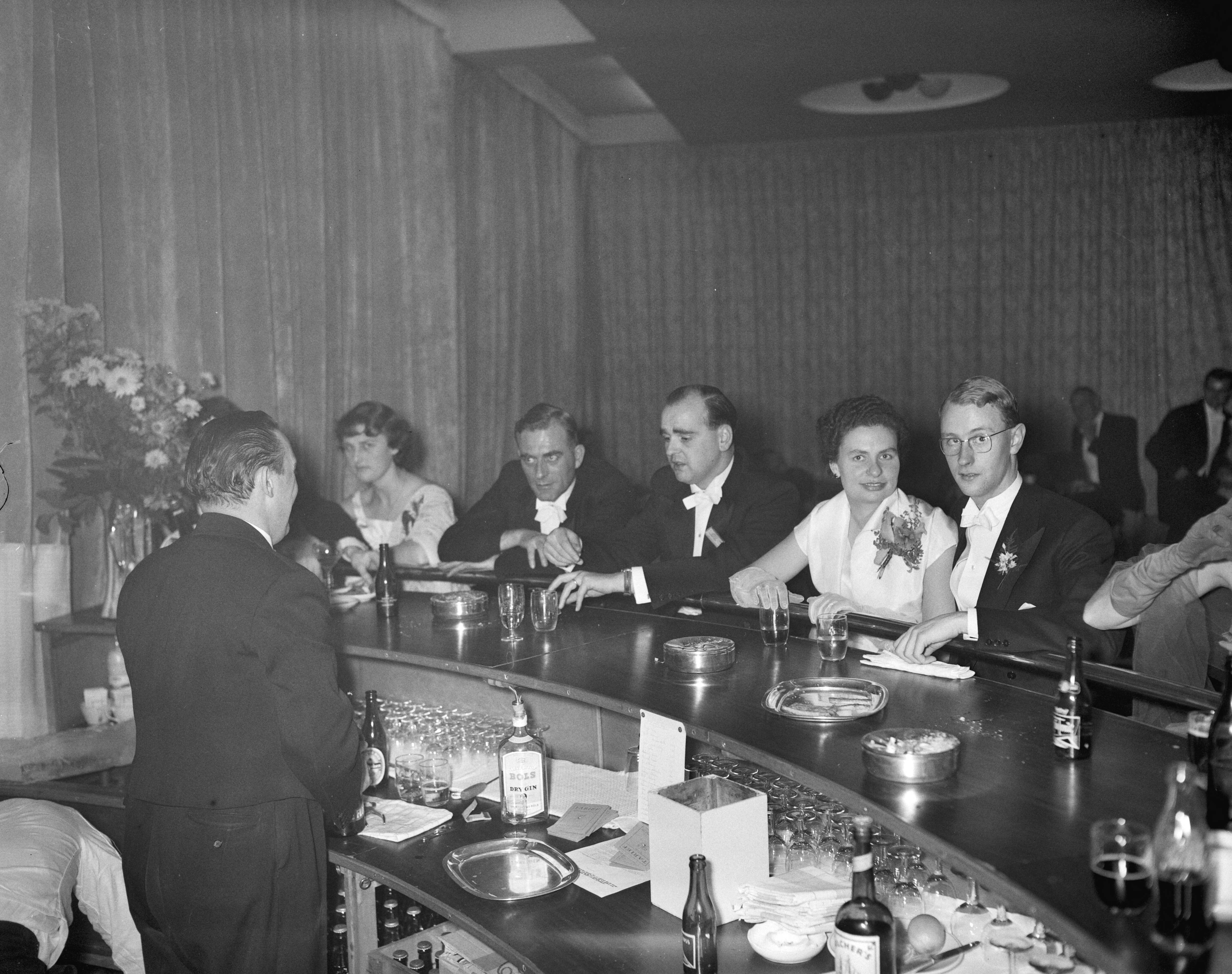 Fotocollectie Anefo — Lustrumviering van de tandheelkundige studentenvereniging "John Tomes" te Utrecht — Foto: Bilsen, Joop van / Anefo. Licentie: Set B: Rechtenvrij / Publiek Domein. Bron: Nationaal Archief. http://hdl.handle.net/10648/a96e5e22-d0b4-102d-bcf8-003048976d84