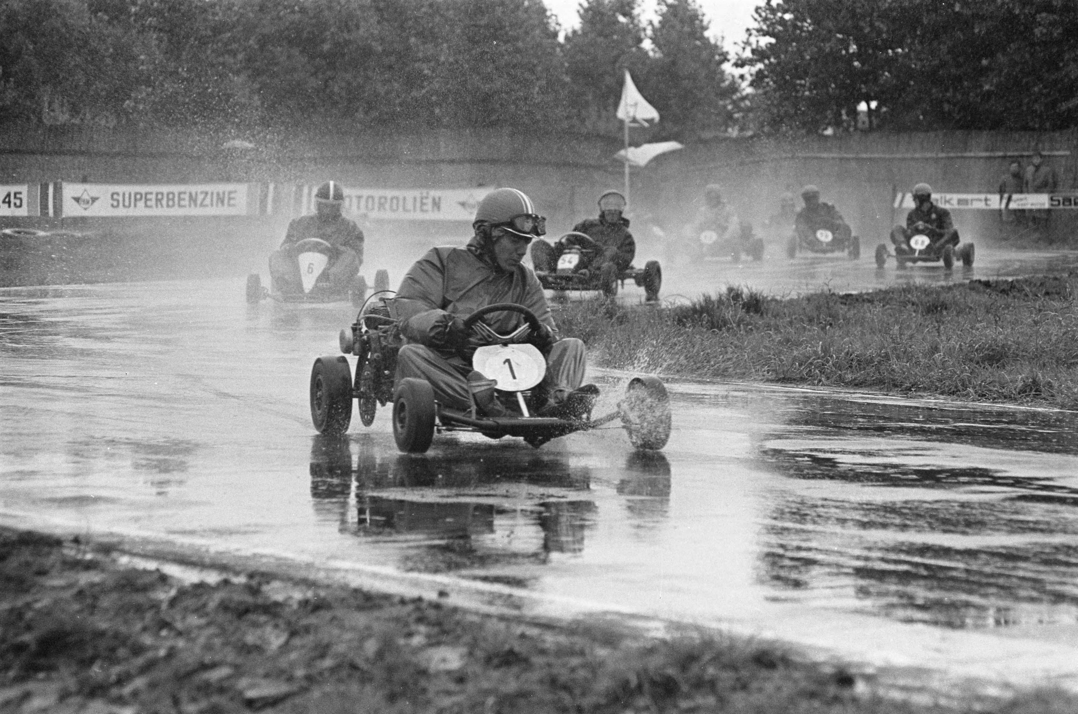 Fotocollectie Anefo — Grote Prijs Karting Nederland 1963 op het "Kartodrome" te Leidschendam. Voorop de Italiaan Pernigotti — Foto: Koch, Eric / Anefo. Licentie: Set B: Rechtenvrij / Publiek Domein. Bron: Nationaal Archief. http://hdl.handle.net/10648/aa430442-d0b4-102d-bcf8-003048976d84